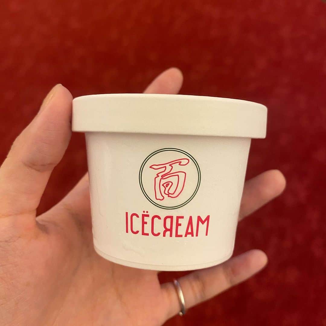 吉澤嘉代子のインスタグラム：「本日『アイスクリームフィーバー』公開。ついにこの日が来たぞ〜。「氷菓子」を撮らせていただいたホワイトシネクイントをセルフ聖地巡礼。 @icecreamfever_m」