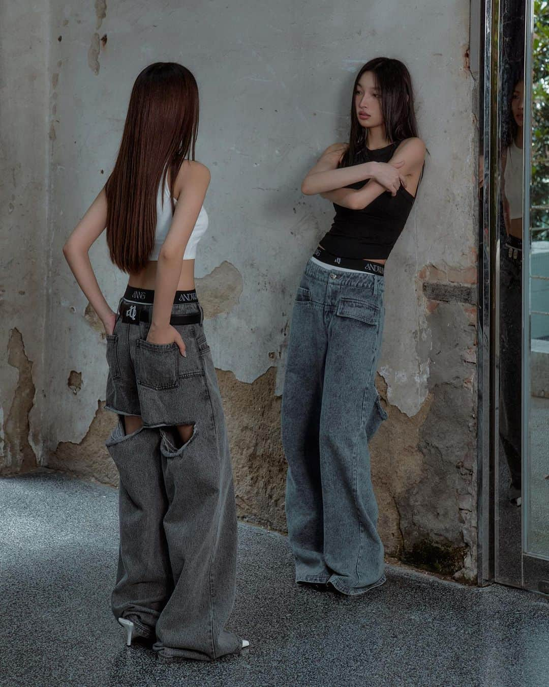 pipilottieさんのインスタグラム写真 - (pipilottieInstagram)「BACK CUTOUT DENIM PANTS "BLUE" & "GRAY" size : S / M ⁡ 2023 7.14 PM7  ⁡  ANDWANG signatureであるBACK CUTOUT DENIM PANTSに新カラーBLUE、GRAYが登場致します。 是非、お楽しみに🩶 ⁡ ⁡ 《 BACK  CUTOUT DENIM PANTSの販売に関しまして》 当初の予定の販売数よりも大幅なお問い合わせを頂いており、より多くのお客様へお届けさせて頂きたく、14日の販売においては急遽予約販売に切り替えさせて頂きます。 ⁡ 予約の詳細と注意事項に関しましては下記内容をご参照お願い致します。 ⁡ ◾︎予約販売 / お届け日のご案内◾︎ お届けは8月4日以降にて発送させていただきます。 ※7/14 (金)19時~7/31 (月)23:59までの予約販売期間を設けておりますが、生産の関係上、数には限りがございますため数量に達した時点で予約販売は終了させていただきます。 何卒ご理解賜りますようお願い申し上げます。 ⁡ ◾︎同時購入に関して◾︎ 予約商品と通常商品は同時購入ができかねます。そのため、3rd collectionやその他のアイテムをご購入をご希望される場合は、別途ご注文をよろしくお願いいたします。 ⁡ ⁡ ⁡ #andwang #backcutoutdenimpants ⁡ ⁡ ⁡」7月14日 15時15分 - andwang_official