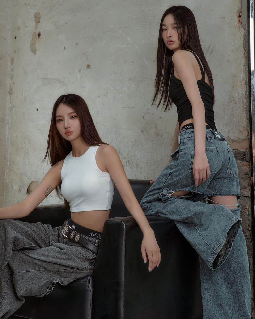 pipilottieさんのインスタグラム写真 - (pipilottieInstagram)「BACK CUTOUT DENIM PANTS "BLUE" & "GRAY" size : S / M ⁡ 2023 7.14 PM7  ⁡  ANDWANG signatureであるBACK CUTOUT DENIM PANTSに新カラーBLUE、GRAYが登場致します。 是非、お楽しみに🩶 ⁡ ⁡ 《 BACK  CUTOUT DENIM PANTSの販売に関しまして》 当初の予定の販売数よりも大幅なお問い合わせを頂いており、より多くのお客様へお届けさせて頂きたく、14日の販売においては急遽予約販売に切り替えさせて頂きます。 ⁡ 予約の詳細と注意事項に関しましては下記内容をご参照お願い致します。 ⁡ ◾︎予約販売 / お届け日のご案内◾︎ お届けは8月4日以降にて発送させていただきます。 ※7/14 (金)19時~7/31 (月)23:59までの予約販売期間を設けておりますが、生産の関係上、数には限りがございますため数量に達した時点で予約販売は終了させていただきます。 何卒ご理解賜りますようお願い申し上げます。 ⁡ ◾︎同時購入に関して◾︎ 予約商品と通常商品は同時購入ができかねます。そのため、3rd collectionやその他のアイテムをご購入をご希望される場合は、別途ご注文をよろしくお願いいたします。 ⁡ ⁡ ⁡ #andwang #backcutoutdenimpants ⁡ ⁡ ⁡」7月14日 15時15分 - andwang_official