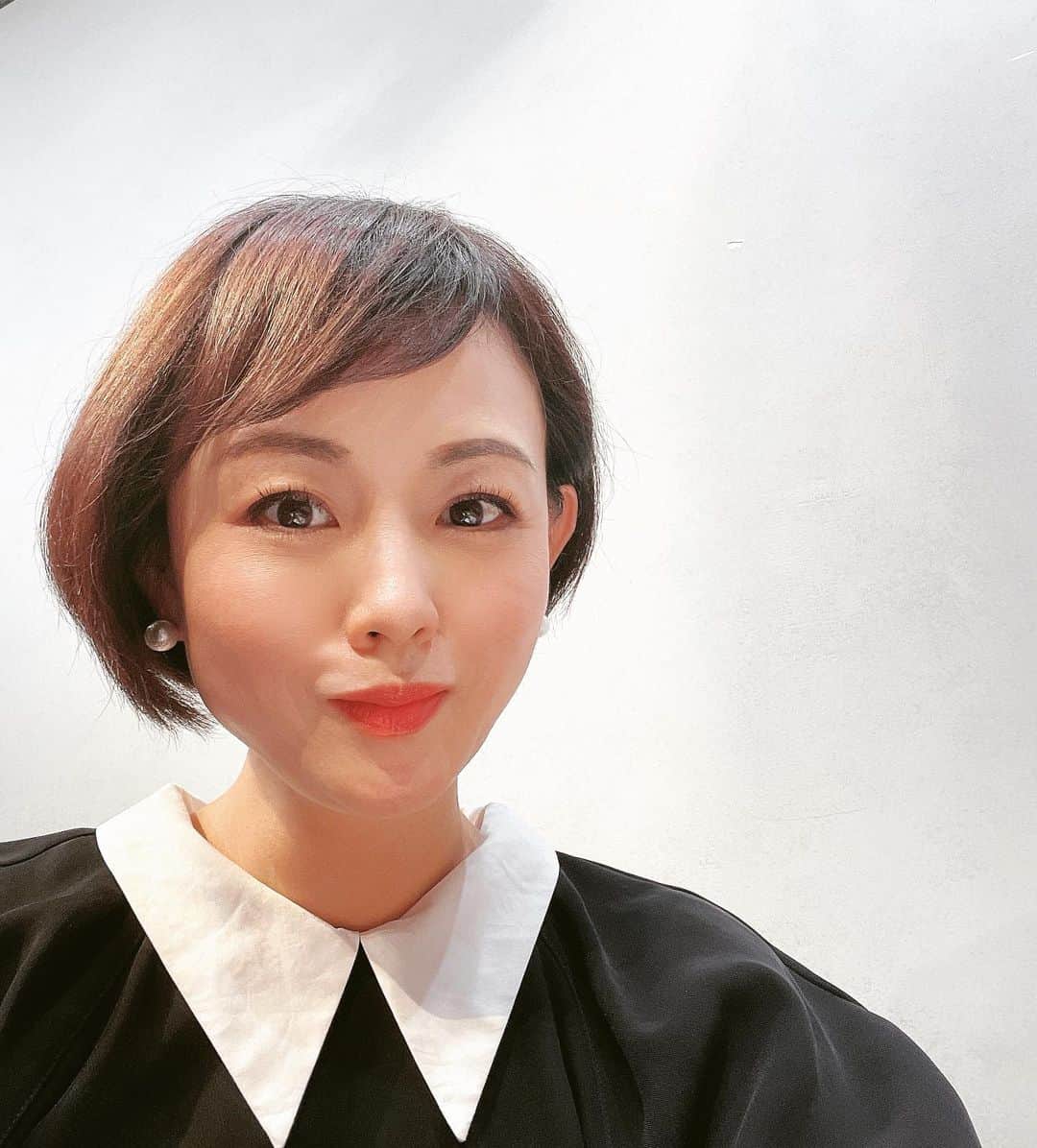 のインスタグラム：「今日はお仕事で、いつぶりだろう？半蔵門に来ています。  もしかしたら、10年ぶりかも？！東京MXの『ハーフタイム』という番組で週に4回来ていたんですよね。 ナイツさん、博多華丸大吉さん、平成ノブシコブシさん、大島麻衣ちゃんが日替わりMCで私はアシスタントをさせて頂いていました。 すごく楽しい時間だったなと、 とってもとっても懐かしく、ほんわかした気持ちになりました。  さてさて、今日からお弁当作りは一つに。（息子は明日から夏休みです！） そして、曲げわっぱは黒ずみが気になるようになってきたので削り直しに出そうと思います。完全には戻らないようですが、どんな感じで戻ってくるのか楽しみです。 #なつかしの半蔵門#東京MXハーフタイム#曲げわっぱの修理#綺麗になって戻っておいで」