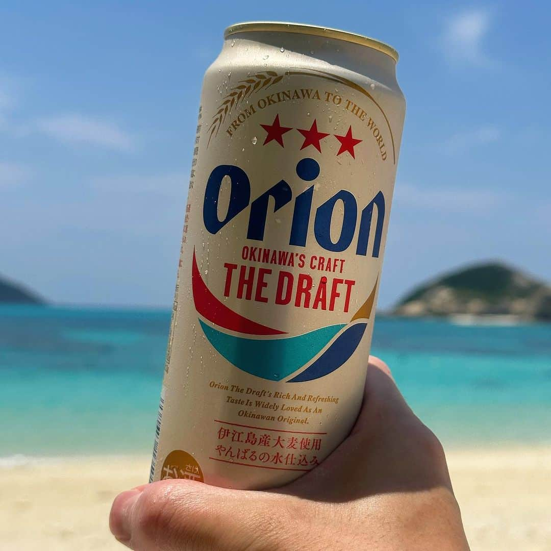 コアラ小嵐のインスタグラム：「どうしてこうも海とビールってのは、ばっちしくるのかねぇ！ビーチで汗かいたビールの缶のかっこよさったらないよねぇ！早く飲まないとぬるくなっちゃうよ！大会2日前なので写真見返して癒されてました😌  #かっこいい酒の写真選手権 #オリオンビール」