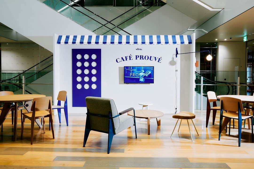 Vitra Japanさんのインスタグラム写真 - (Vitra JapanInstagram)「Café Prouvé at SHIBUYA PARCO   本日、渋谷PARCO 4階にヴィトラのジャン・プルーヴェ製品を体験できるCafé Prouvé (カフェ プルーヴェ) がスタート！フランスのカフェをモチーフに、世代を超えてジャン・プルーヴェのデザインや哲学をご紹介する会場では、@vitra_japan のインスタグラムをフォローしていただいた方に、ジャン・プルーヴェイラストコンテストで入選した素敵なイラストを集めたオリジナルステッカーをプレゼントしています。ぜひお気軽にお立ち寄りを。   Café Prouvé  期間：2023年7月14日(金) – 9月18日(月) 営業時間：11:00 – 21:00 会場：渋谷PARCO 4階 特設スペース 住所：東京都渋谷区宇田川町15−１  Photo by Ko Tsuchiya  #Vitra #VitraJapan #CafeProuvé #Parco #myfavouriteprouvé #ヴィトラ #ヴィトラジャパン #カフェプルーヴェ #パルコ #ミッドセンチュリーモダン #プルーヴェ #名作椅子 #イベント #インテリア #モダンインテリア #インテリアデザイン #インテリアコーディネート #季節を楽しむ #暮らしを楽しむ #ミッドセンチュリー #ステッカープレゼント」7月14日 15時31分 - vitra_japan