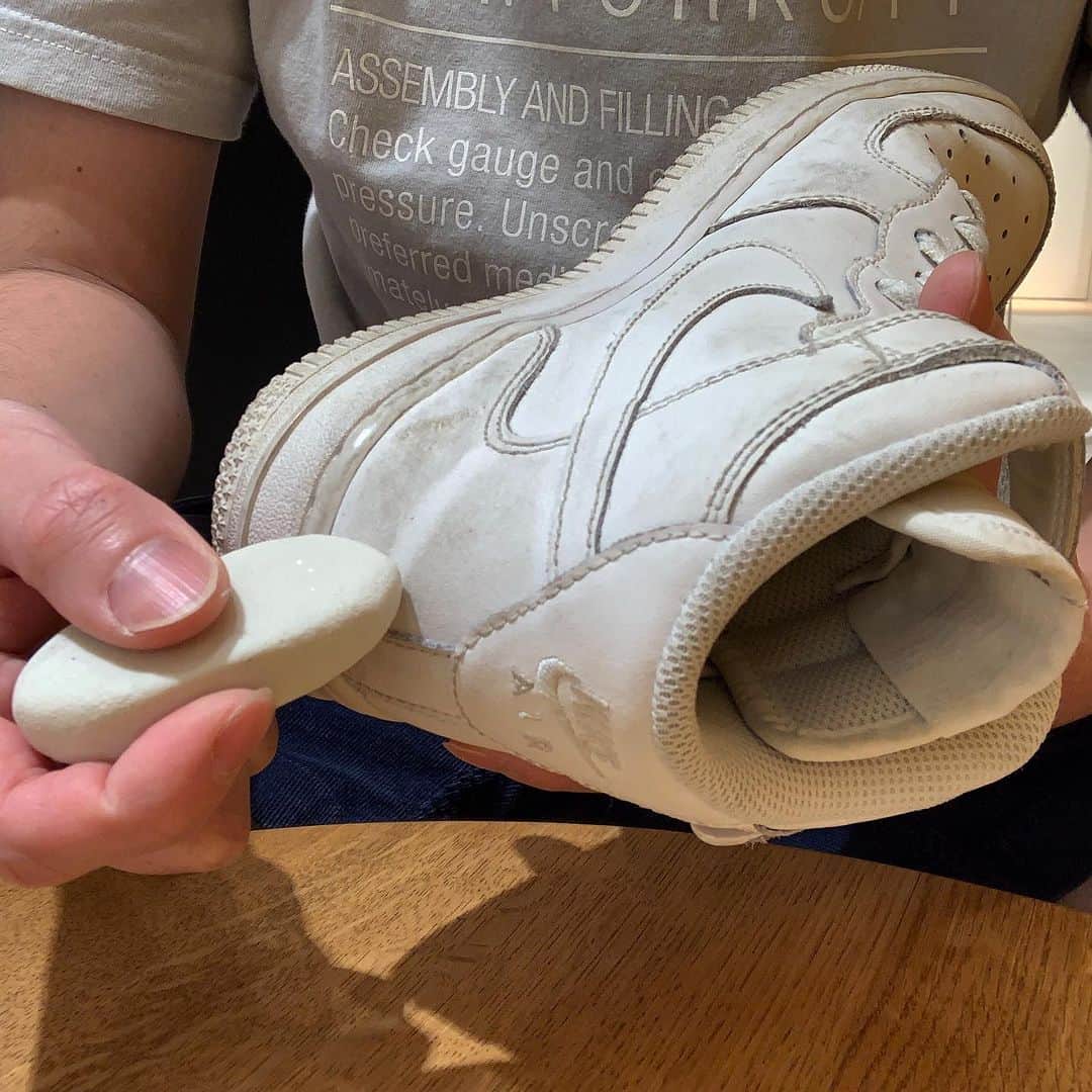 Sneaker At Randomのインスタグラム：「ARATA イレイサー  スニーカー用の消しゴム 税込:770円  スムースレザー以外にもスエードやヌバック、ソールなどにも使用できます。 1本持っておくと何かと便利です。  #sneakeratrandom#スニーカーアトランダム#junkyard#ジャンクヤード#sneaker#スニーカー#スニーカー修理#スニーカーカスタム#市川#本八幡#梅田#阪神梅田本店#心斎橋#高円寺#angeluspaint#アンジェラスペイント#arata#アラタ」