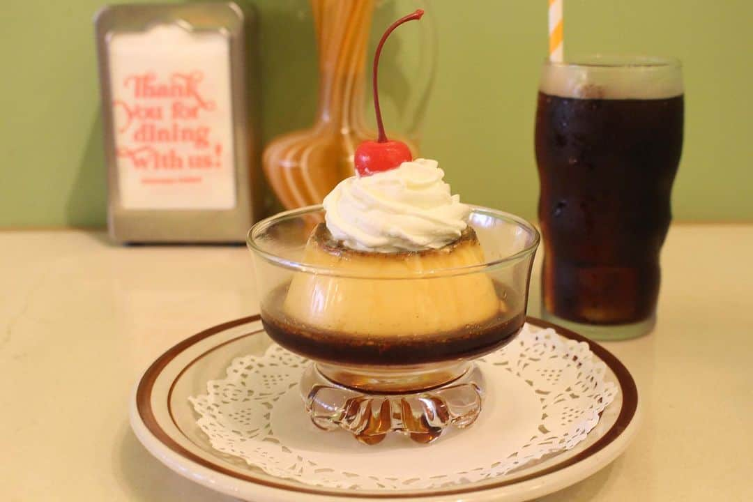 カフェ ホホカムのインスタグラム：「home made👩🏻‍🍳custard pudding🍮 📣明日7/15〜プリン始めます❣️ 当店のプリンはしっとり滑らかだけど柔らかすぎず、むちっとした食感も楽しめます🤤もちろんこちらのプリンもお店で作ってますよ〜👩🏻‍🍳 @hohokambakeshop  暑い日には冷たくてトゥルルンと食べれる当店の美味しいプリンおすすめです❤️ 1日数量限定ですので、あったらラッキーです❣️ぜひ食べにいらしてくださいね〜🍮✨ #プリン #自家製プリン #原宿プリン  #custardpudding #pudding  #ホホカム#ホホカムダイナー  #hohokamdiner #hohokam」