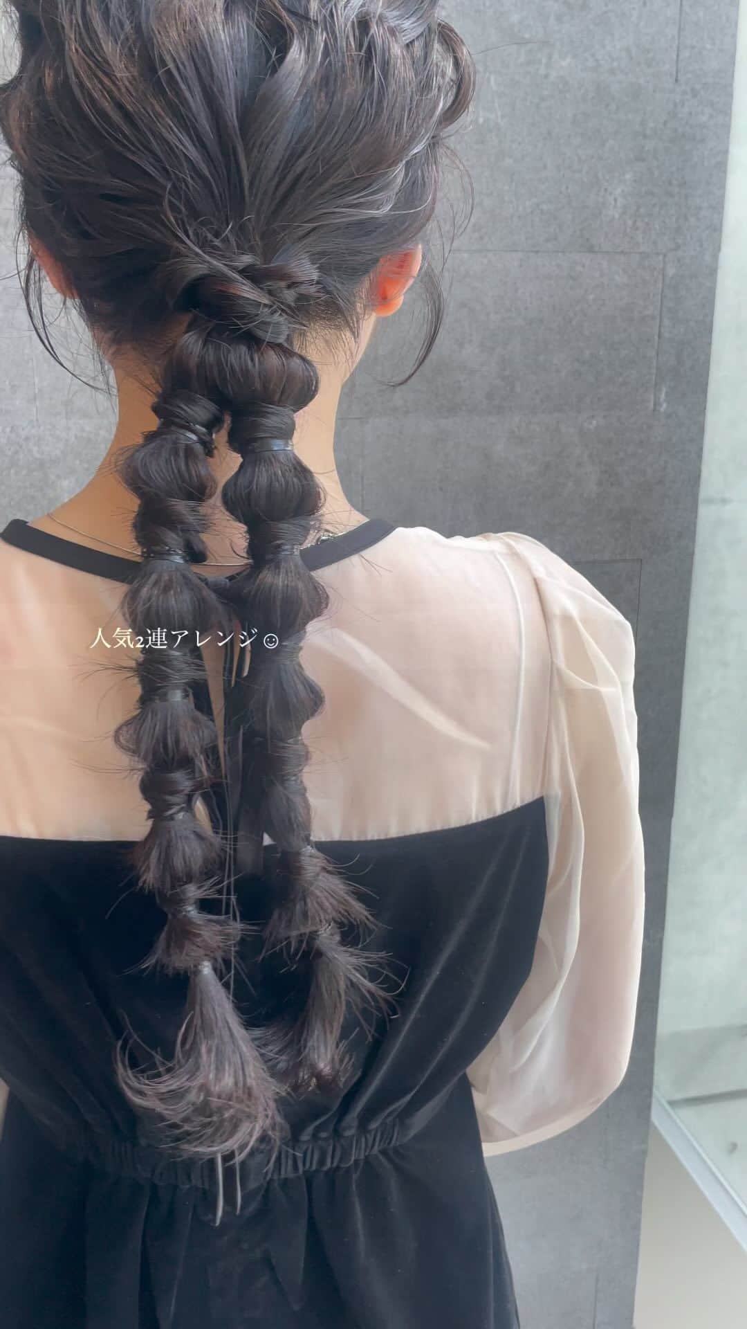 YUMIKOのインスタグラム：「人気すぎる2連アレンジ☺︎ 地毛ロング 素敵でした ありがとうございます  #結婚式ヘアアレンジ#札幌美容室#札幌美容師#sknow#ヘアアレンジ#お呼ばれヘア#결혼식#헤어#前髪パーマ#좋아요#卒業式ヘア#홋카이도」