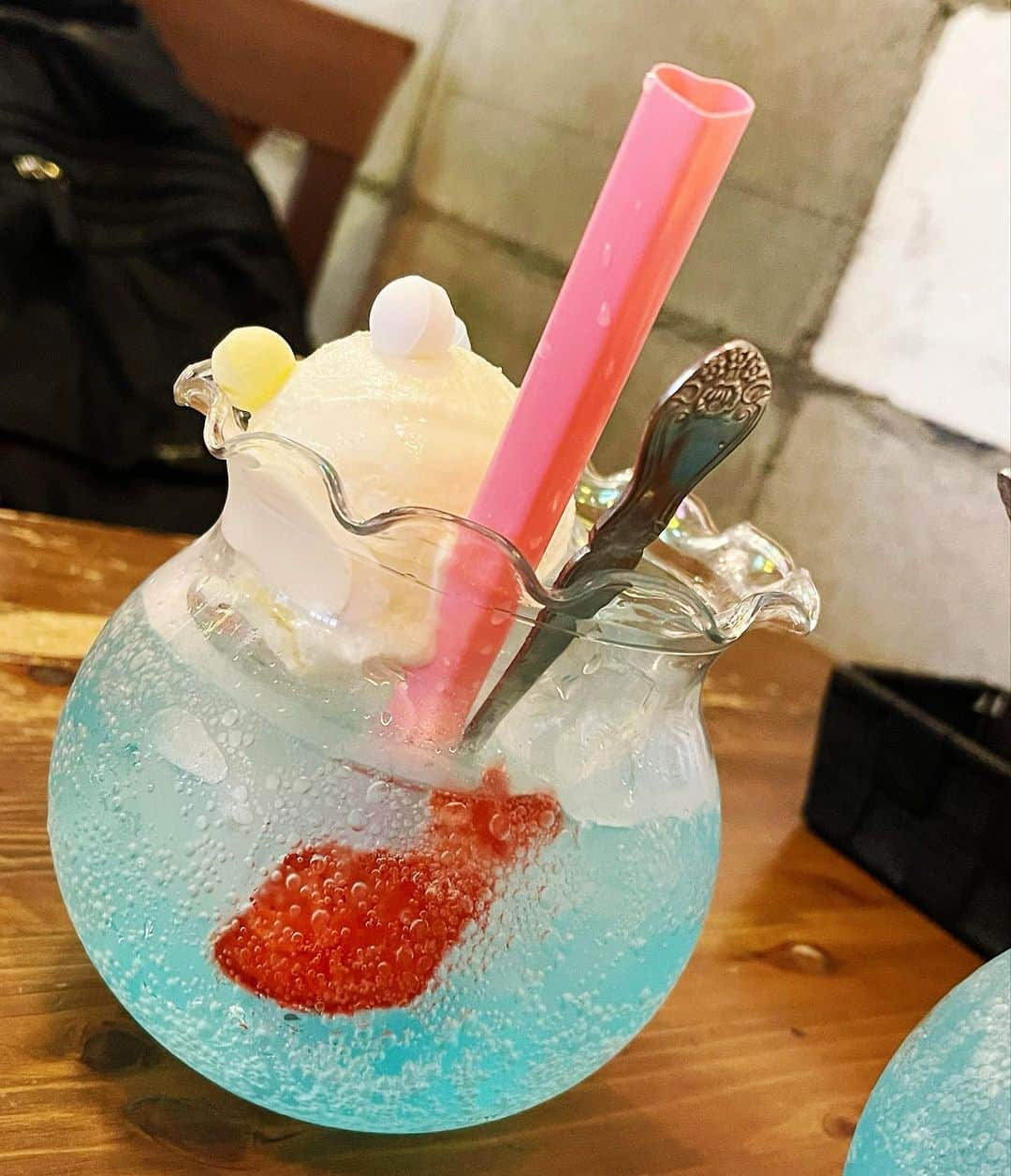 恒松あゆみのインスタグラム：「涼しげなドリンクを飲みながら、三好りえちゃんとライブの打ち合わせでした。  9月24日(日)、みなさまにお会いできるのを楽しみにしています✨   #打ち合わせ #ライブ   #続報をお楽しみに   #夏ドリンク」