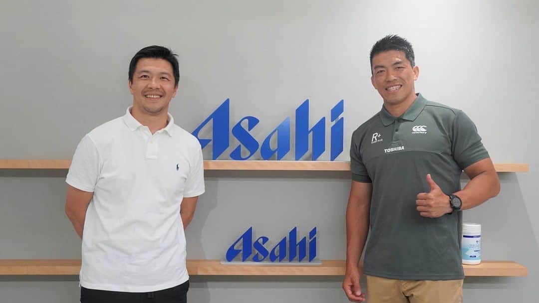 君島良夫のインスタグラム：「東芝ブレイブルーパス東京の宇薄岳央(タケ)とともに、アサヒビール社内誌用の対談に参加しました。 同志社大学時代のチームメイトでもあるタケと当時の思い出を振り返ったり、ラグビーとビールにまつわる沢山のエピソードを話して、あっという間の時間でした。 この機会をくれた中井（大学の後輩・アサヒビール社員）の企画に心から感謝します。関係者の皆様、ありがとうございました。  アサヒビールは、ラグビーワールドカップのオフィシャルビールです。ラグビーと共に。ビールはアサヒ。飲むならアサヒ。ノーバッファローでいきましょう🍺  @usuzuki11  @nkj.85」