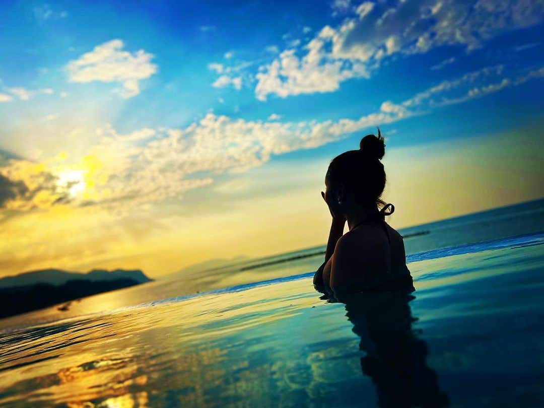 藤咲ひなたのインスタグラム：「人間の自分が最も幸福度が上がるのは何かわかりますか？  自分の好きな事してる時 欲しいもの買えた時 たくさん寝れた時  人それぞれ色々あるけど 1番は誰かに笑顔になってもらって喜んで貰える事が1番幸福度があがる。  自分じゃ無い誰かを幸せにするのってすごく難しい。 でもきっとみんな誰かを笑顔にする事ってできるんだよ。 誰かを幸せにして、自分も幸せになる。 めちゃくちゃ素敵じゃない？  憎んだり僻んだり悪口いったり、結果そんな事しか言えない自分が嫌にならない？  日本の1番ダメな部分は、多数決制度がずっとある事だと思う。  誰かが誰かの悪口言ってるから、私も僕も言っていいんだ。 いいわけないし、自分を持ってない人間が多すぎる。  周りに流されなくていいし、自分は自分。  世界の自殺率で日本はトップに常にいる。 それは、精神的なものがほとんど。  日本って平和でいい国。っていうのに どこが？って思う。  見た目だけ綺麗で中身腐ってるりんご🍎だと私は思うし  一人一人が誰かを幸せにしたり笑顔にしたり思いやりがあれば日本は本当に素敵な国になると思う。  せっかく生きやすい国に産まれたんだから、みんなで過ごしやすい生きやすい国を一人一人意識してやっていこーよ。  と私は思います。  言葉は刃物になるからね。 刺されて手術した傷は、ちゃんと治る？治らないよね。 何も考えないで今でも自分のストレス発散のために誰かを傷つける言葉を言う人は、犯罪者だからね。  自分の一つ一つの言葉凶器じゃなく 素敵な笑顔に変えれる言葉を投げかけよう。 たった一言で相手の人生を奪ってしまうかもしれない。 重いかもしれないけど、SNS出来てからの日本のアンチの自殺者かなり増えてると思う。  あなたの理想像と本当の本人の像は違うから。  最後に1日1人でも笑顔が溢れる日本になりますように。」