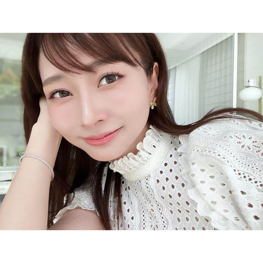 石井美保のインスタグラム：「朝のライブでご質問が多かった今日のワンピースは @corcovado_official でした。ファンデは @shiseido_corp  リバイタルエッセンススキングロウ130番。9月1日発売です。」