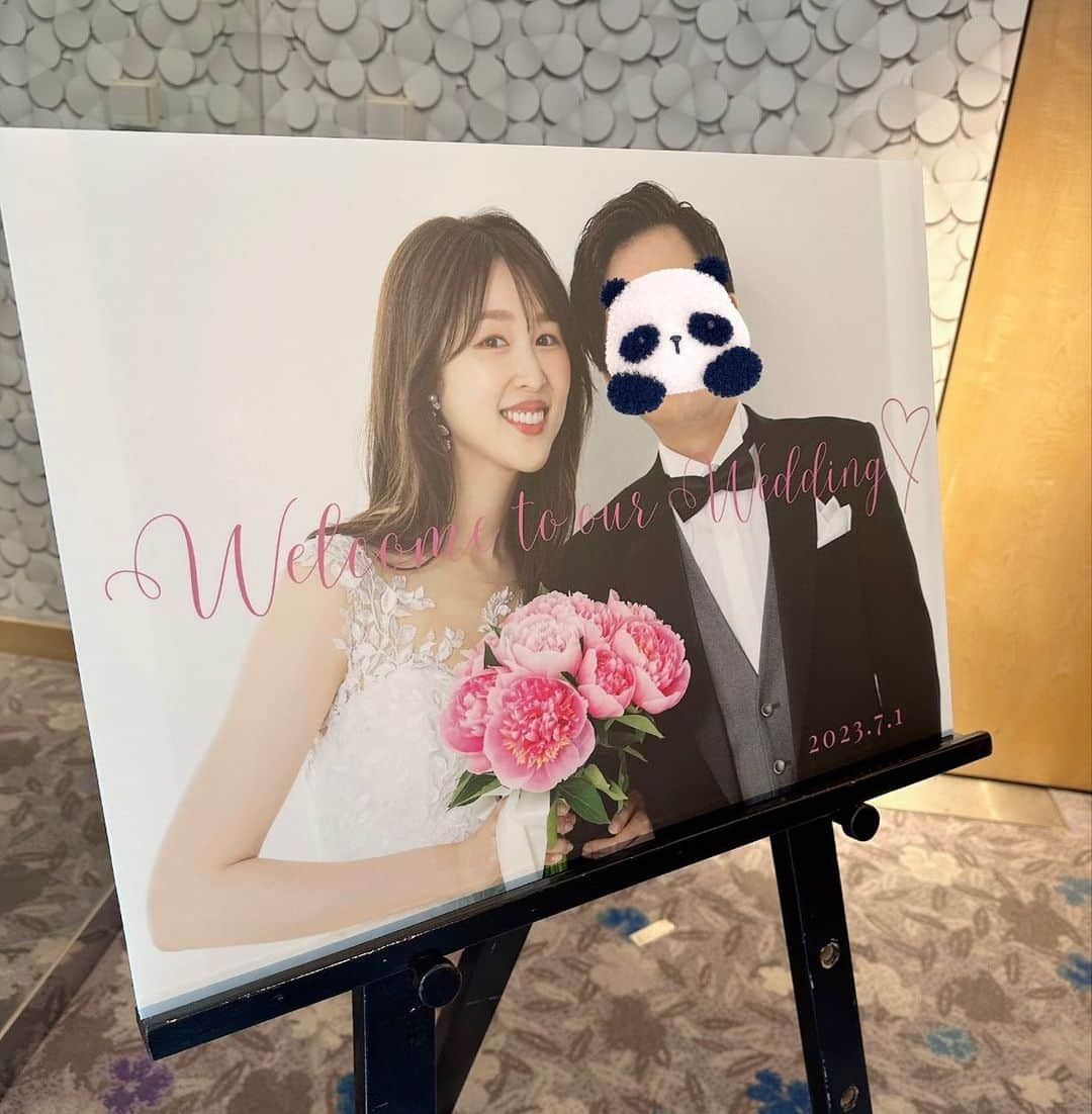 永瀬かおるのインスタグラム：「みんな大好き、 なたりーが結婚しました💍✨ 旦那様もご両家のみなさまもすごくあたたかく、 とーーーっても良い結婚式でした😍 なぜか私が緊張しながら参列しましたが、 ポロポロ泣いて、 いつも通りのなたりーに笑って、 楽しみすぎて隠し撮りみたいな写真しか撮れていませんが🤭 花嫁さんのなたりーは和装もドレスも似合っててとっても綺麗でした🤩 もうなたりーじゃなくなっちゃうけど、ずっと大好きみんなのなたりーだよ🩵🥰 おめでとう☺️ 末永くお幸せに🫶💐  #なたりー嫁に行く #結婚式　#ウェディング #お幸せに」