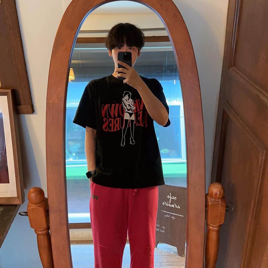 ジョンジンのインスタグラム：「- 비가 매일 내리니까 매일 @lifelivelike_com  바지만 입게 된다.」