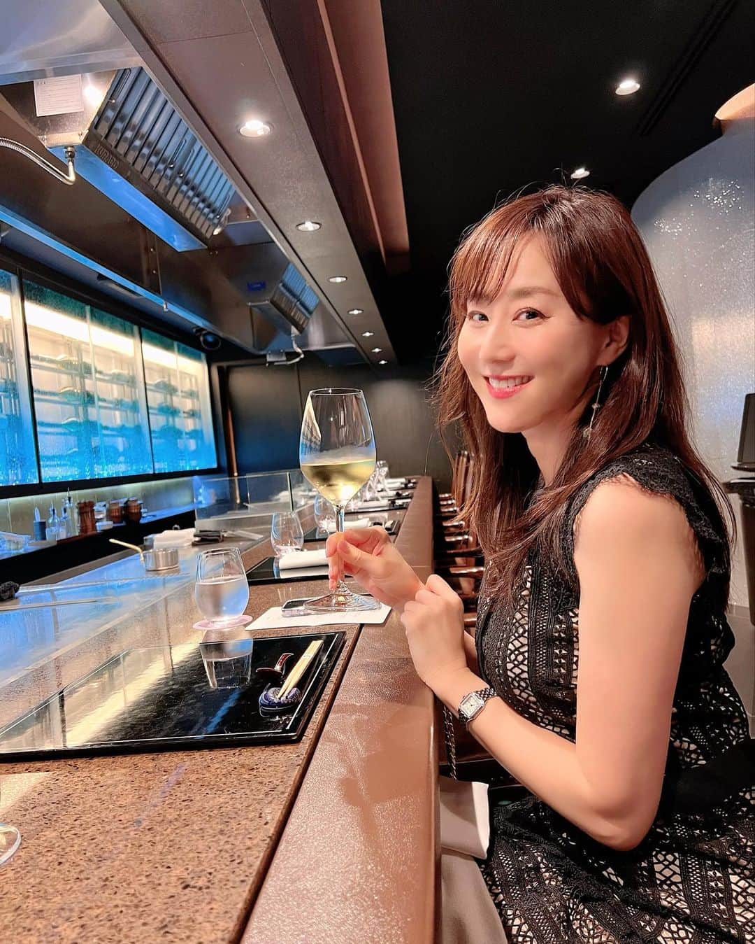村上麻衣のインスタグラム：「お仕事のお祝い会で、お肉🤤🍷  3枚目☜一品目の「和牛の炙り寿司」 が印象的に美味しかった！ 和牛とイクラとウニ。 美味しいものしかはいってない✨ 和牛とウニのコラボはたまに見るんだけど、イクラもご一緒には珍しいかも。 イクラの塩味でお寿司がしまるんですね。 卵黄をたまり醤油に3時間つけたもので味付けされていて、 サーロインは炙ってるから脂が香ばしかった❤️  このあとすぐ満席になりました。  5枚目の動画、ファイヤー🔥面白い。  完食ペロリ。 ご馳走様でした😋  📍鉄板焼 ステーキ集 銀座  #teppanyaki #ginza #女社長 とデート #鉄板焼き #鉄板焼きディナー #銀座 #銀座グルメ #銀座ディナー #teppanyaki #ginza #二の腕 太い」