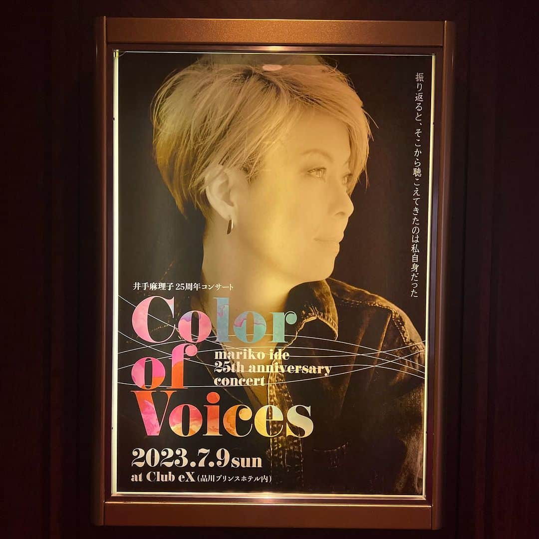 mirayのインスタグラム：「先日は大好きな麻理子様💓 井手麻理子25周年コンサート Color of Voices へ行かせていただきました🫶🫶  豪華な演出に素敵なお衣装 沢山の豪華なゲストの方々 そして圧巻の存在感とパフォーマンスと 歌声!!!!  なんて素晴らしいSHOWなんだ… 麻理子様のこのステージにかける想いと気合いを最初から最後までビシビシ感じ何度も涙腺が緩みました😭🥹🙏  本当に痺れるほどカッコよかったぁぁ…😭🫧  元avexの先輩というご縁もあり可愛がっていただき感謝です🙇‍♀️✨  偉大な先輩の背中を見させていただき 胸が熱くなる夜でした!!!  改めて、 麻理子様25周年 おめでとうございます!!!😍 素晴らしいコンサート お疲れ様でした!!!👏👏  #井手麻理子　さん #colorofvoices  #showlive  #品川exクラブ  #品川プリンスホテル」