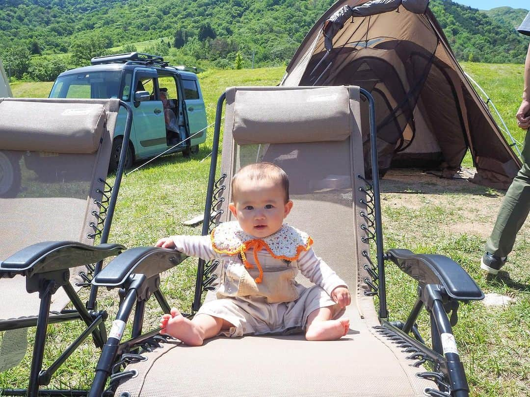 花王 メリーズ Merriesのインスタグラム：「キャンプデビューをしたこちらの赤ちゃん👶⛺ . 初めてのキャンプ、とってもいい天気で気持ちよさそうですね🌞 シートの上で遊んだり、抱っこされながらおやすみしたり😪 . 楽しい思い出がたくさんできましたね❤ . . こちらの素敵なお写真は @reyuoi_akiyaaman さんのお写真です @reyuoi_akiyaamanさまのアカウントはとっても素敵なお写真ばかりですので、みなさんもぜひご覧になってみてくださいね😍 --------------------------------------------------- 花王の赤ちゃん用品ブランド「メリーズ」公式アカウントです👶 . 「#メリーズ」「#メリーズファーストプレミアム」で投稿いただいた中から素敵なお写真をご紹介していますので、ぜひ投稿してみてくださいね✨ . 新発売！パワフル通気でムレ発散。メリーズで「#ずっと肌さら」🎵 --------------------------------------------------- . . #メリーズファーストプレミアム #赤ちゃん #ベビー #成長記録 #子育て #子育てグラム #赤ちゃんのいる生活 #新米ママ #プレママ #ママカメラ #親バカ部 #ハイハイ #赤ちゃんのいる暮らし #赤ちゃん写真 #赤ちゃん動画 #ベビスタグラム #0歳 #1歳 #2歳 #育児 #育児あるある #ベビーフォト #ベビーグッズ #オムツ #オムツ姿 #育児グッズ #👶」