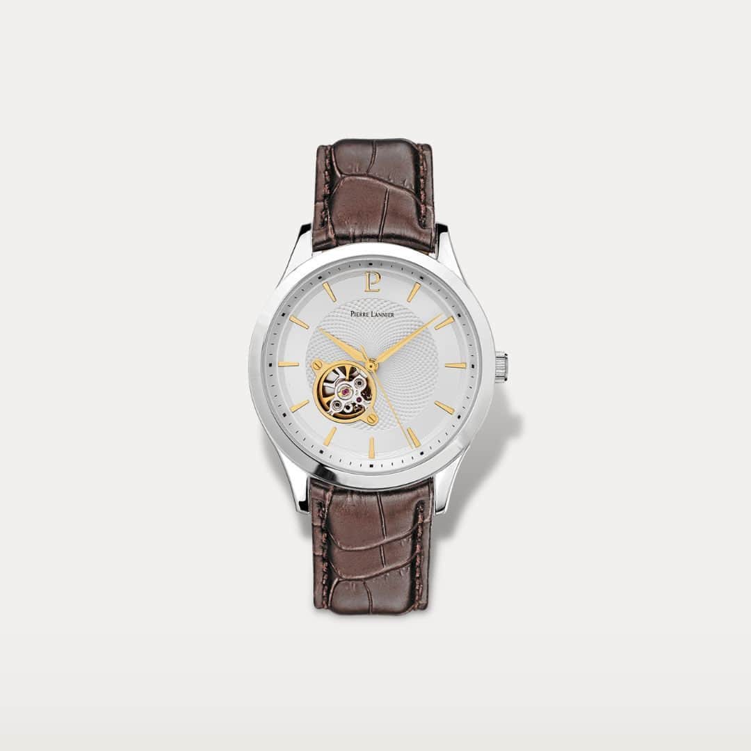 ピエールラニエのインスタグラム：「Plongez dans une époque révolue où l'élégance était une norme, et laissez-vous charmer par la montre Fʟᴇᴜʀᴇᴛ au look bien à elle. L'association du boîtier doré et du bracelet croco en cuir brun confère à cette montre une élégance sans limites, capable de traverser les générations avec assurance.  . . . .  #pierrelannier #montrefrançaise #frenchwatch #montredujour #watchoftheday #dailywatch #watchforman #madeinfrance #watchaddict」