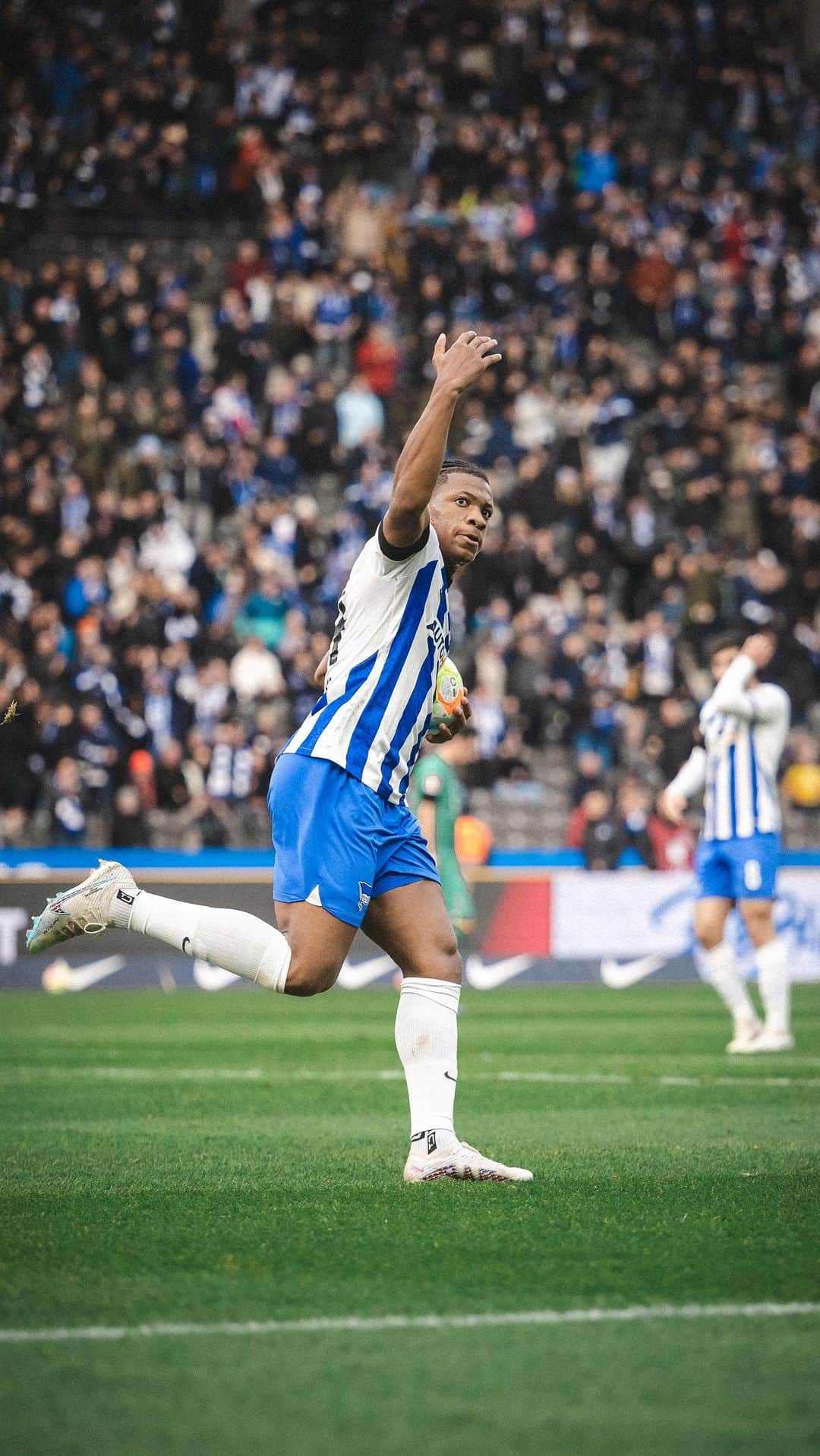 ヘルタ・ベルリンのインスタグラム：「Mach's jut, @jessicngankam! 💙🤍 . . #HaHoHe #HerthaBSC」