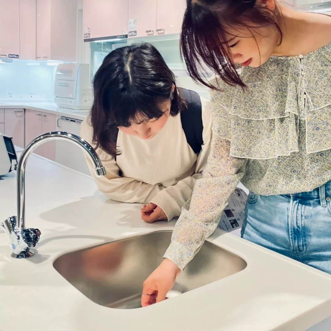 日本工学院さんのインスタグラム写真 - (日本工学院Instagram)「インテリアデザイン専攻で学外実習に行ったときの一コマ❗ . キッチンのモデルルームを見学しに行きました✨ . 実際に見たり触れたりすることで、学びが深まります😁 . . 「#日本工学院」をチェック！！ 学生が投稿したリアルな日常風景を見ることができますよ！ . . #nihonkogakuin #専門学校 #日本工学院八王子専門学校 #日本工学院専門学校 #教職員投稿写真 #デザイン科 #インテリアデザイン専攻 #若きつくりびと #インテリアデザイナー #インテリアデザイン #デザイン #ビジュアル #インテリア #空間デザイン #デザイナー #スタイリングデザイン #インテリアコーディネーター #インテリアコーディネート #インテリアコーデ #photoshop #フォトショップ #インデザイン」7月14日 16時05分 - nihonkogakuin