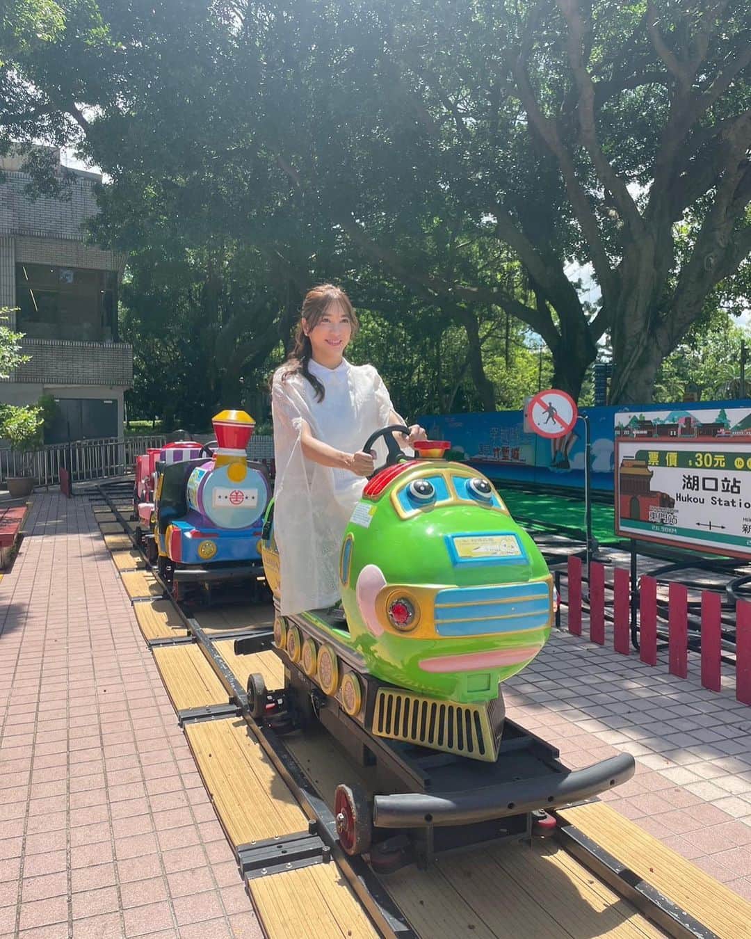 大島麻衣のインスタグラム：「こういうのすぐ乗る人🙋‍♀️ 4枚目はおまけ📷ww 真顔で乗る人たち🤣🚃 #台湾 #旅さま」
