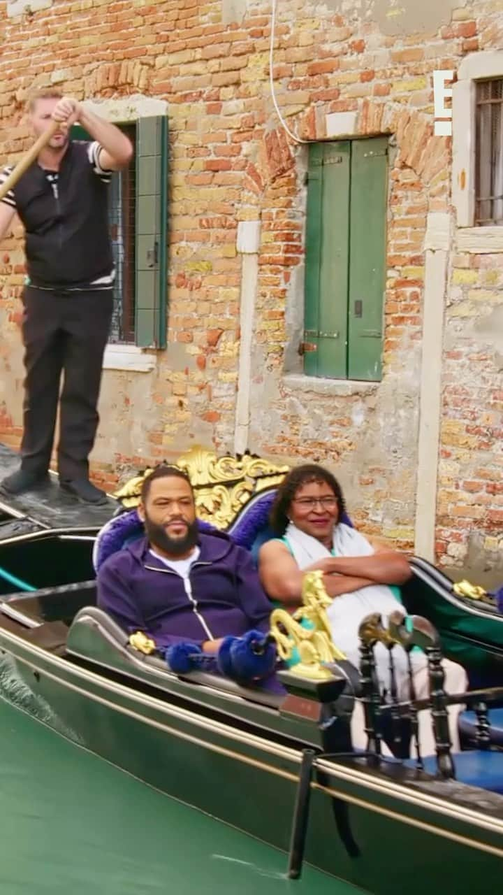 アンソニー・アンダーソンのインスタグラム：「Oh to be riding a gondola in Venice with Anthony Anderson and Mama Doris. 💞 Catch up on #Trippin’ with @anthonyanderson and @theofficialmamadoris now!」