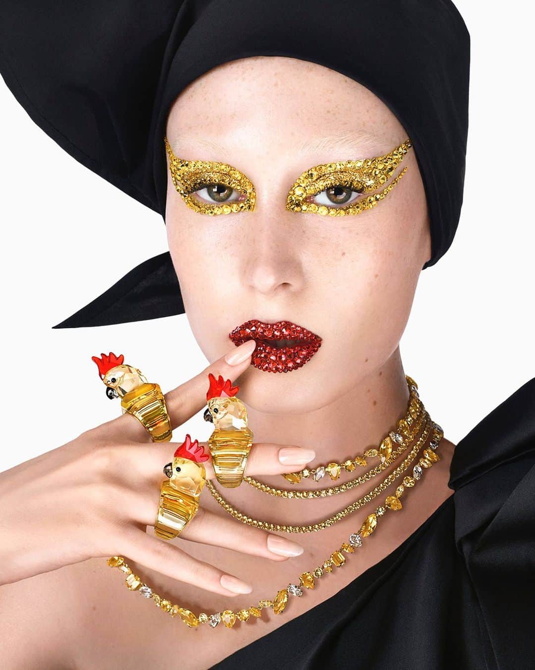 SWAROVSKIさんのインスタグラム写真 - (SWAROVSKIInstagram)「Pairing glittering golden wings with a dazzling red lip, legendary makeup artist @patmcgrathreal perfectly reflects the Parrot's glamorous yet rebellious streak.  TALENT: @hunterpifer CREATIVE DIRECTOR: @giovannaengelbert PHOTOGRAPHER: @stevenmeiselofficial STYLIST: #KarlTempler MAKE UP: @patmcgrathreal HAIR: @guidopalau NAILS: @jinsoonchoi CASTING: @piergiorgio  #CrystalMetamorphosis #Swarovski  Crystallized make up for artistic purposes only.」7月15日 1時39分 - swarovski