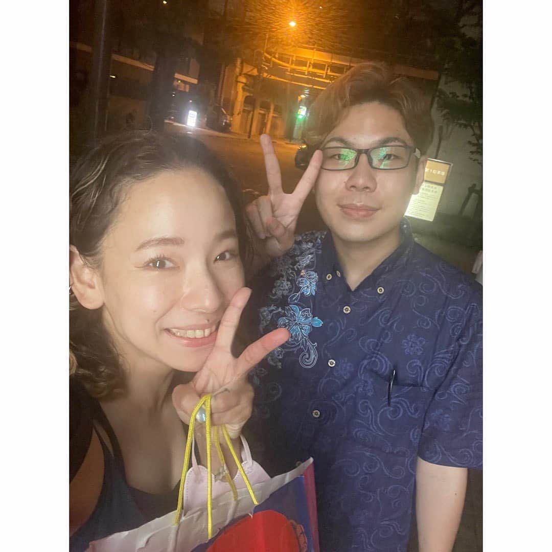 MIKUのインスタグラム：「弟のたけり @moritake12 が、 この間沖縄から東京にきたから✈️✨2時間ちょっとだけ会えた♥️  夜だったから全然お店あいてなくて、デニーズにしか連れて行ってあげれなかったけど喜んでくれて…そりゃサラダ食べてるとことかも撮るよ、ねぇちゃん嬉しかったもん🥺  パパと選んでくれた お土産もさすがのチョイス👍 ポークの名前がウィンドミル🤣 最高🤘🏻💕  次はいつ会えるかなぁ🤔 やっぱりビデオ通話より あっていっぱい話したいよ。 次、会えるの、沖縄か東京かわからないけど観光しようね🫶  #弟とデート#ふたりとも天パ #姉弟#かりゆしウェア  #大好き#家族時間」
