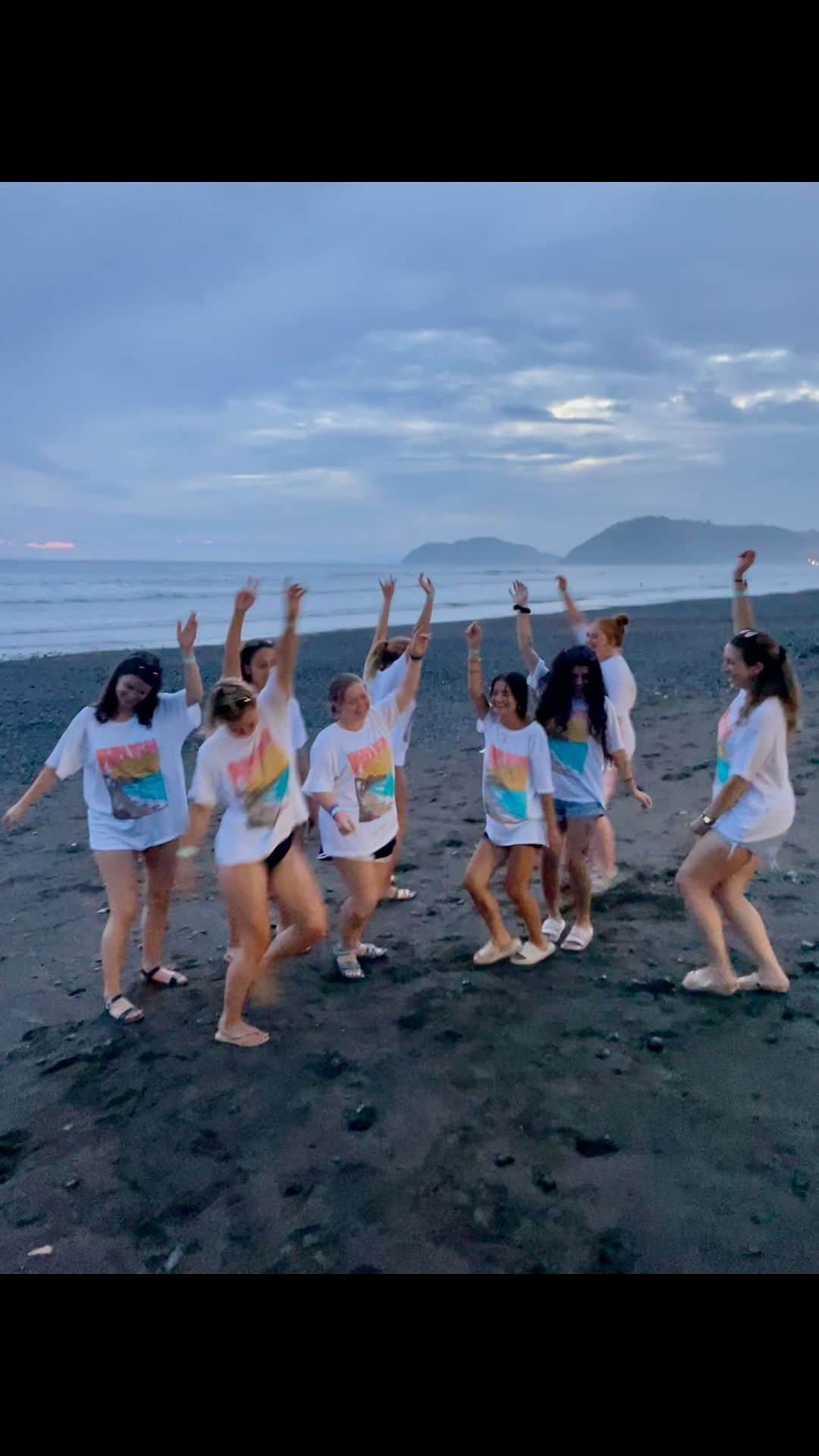 Brooke Marie Hylandのインスタグラム：「7 days took us from strangers to friends crying in the airport having to say goodbye to each other & to Costa Rica! Thank you for taking a leap of faith & coming with me, can’t wait to keep hosting these trips 💖✈️🌴🦥」