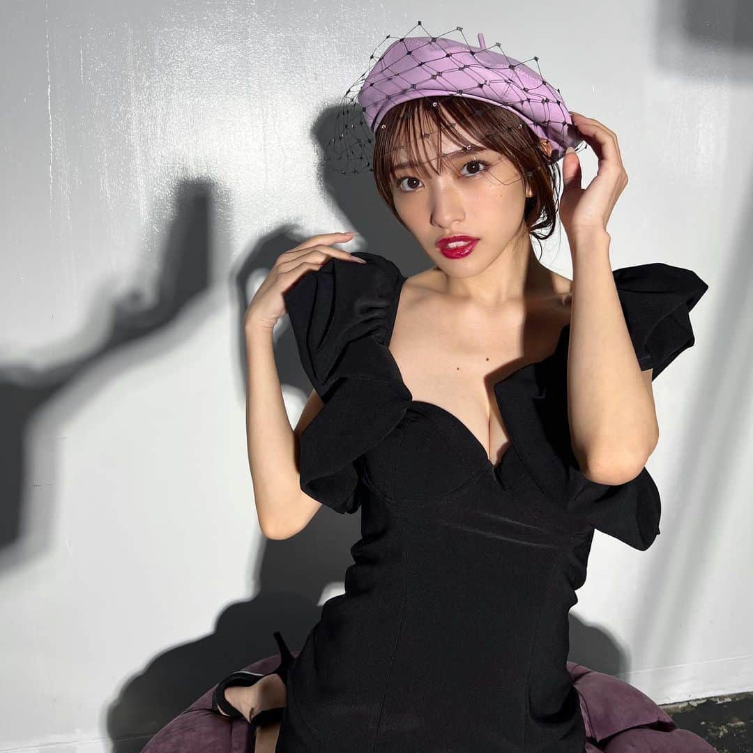 向井地美音のインスタグラム：「* 発売まであと6日🥀🖤 #向井地美音1st写真集」