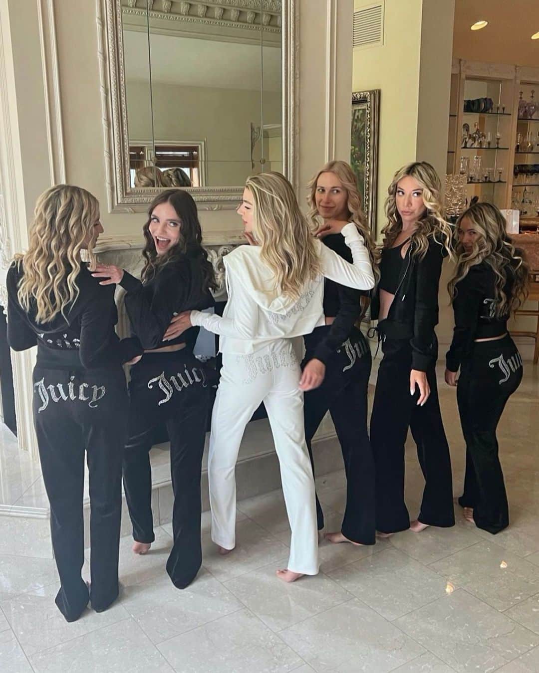 ジューシークチュールのインスタグラム：「As long as we've got our girls 🤍🖤 #JuicyCouture」