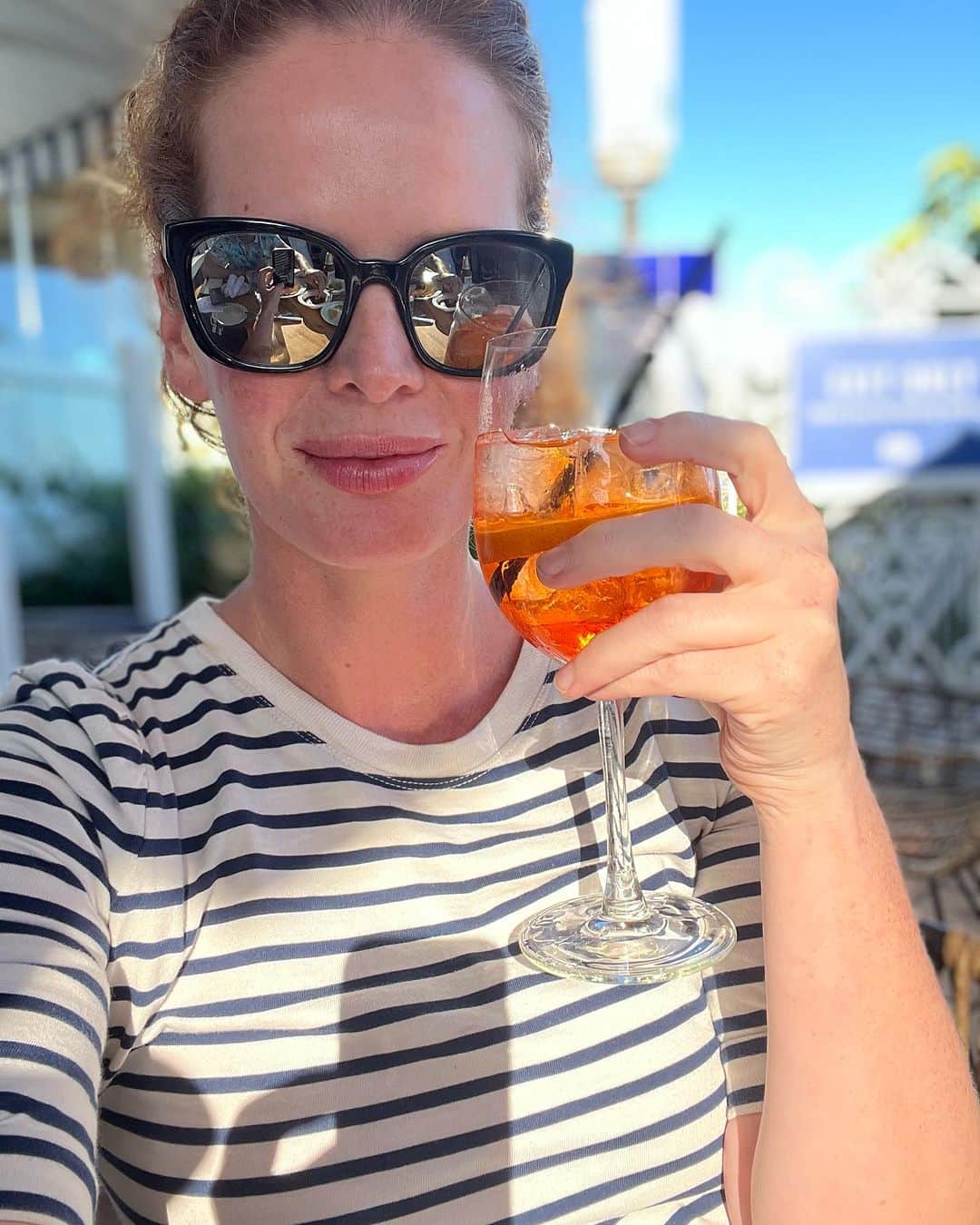 レベッカ・メイダーのインスタグラム：「Cheers to the weekend AND my fabulous new top from @livottelondon If you need me during the strike this is where I’ll be. Ok, let’s be honest, I’ll be upside down in a toy box or a paddling pool but still. I’ll always be looking for a moment to chill and center myself so I can be a better Mum. Have a wicked weekend my pretties!!💚🍹#sagaftrastrong」