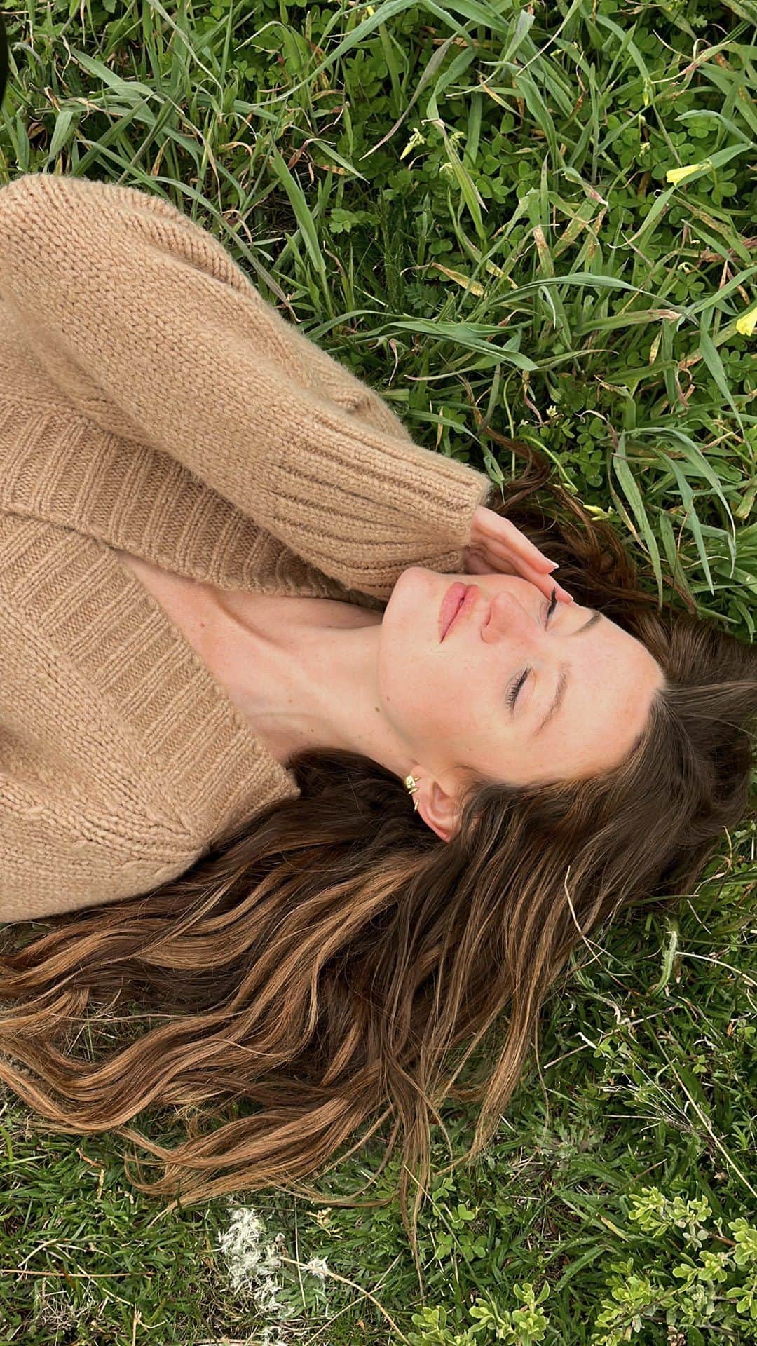 ミーガン・ピュレリのインスタグラム：「You can find me frolicking 🌾🌲🌊🌥️ @brochuwalker」