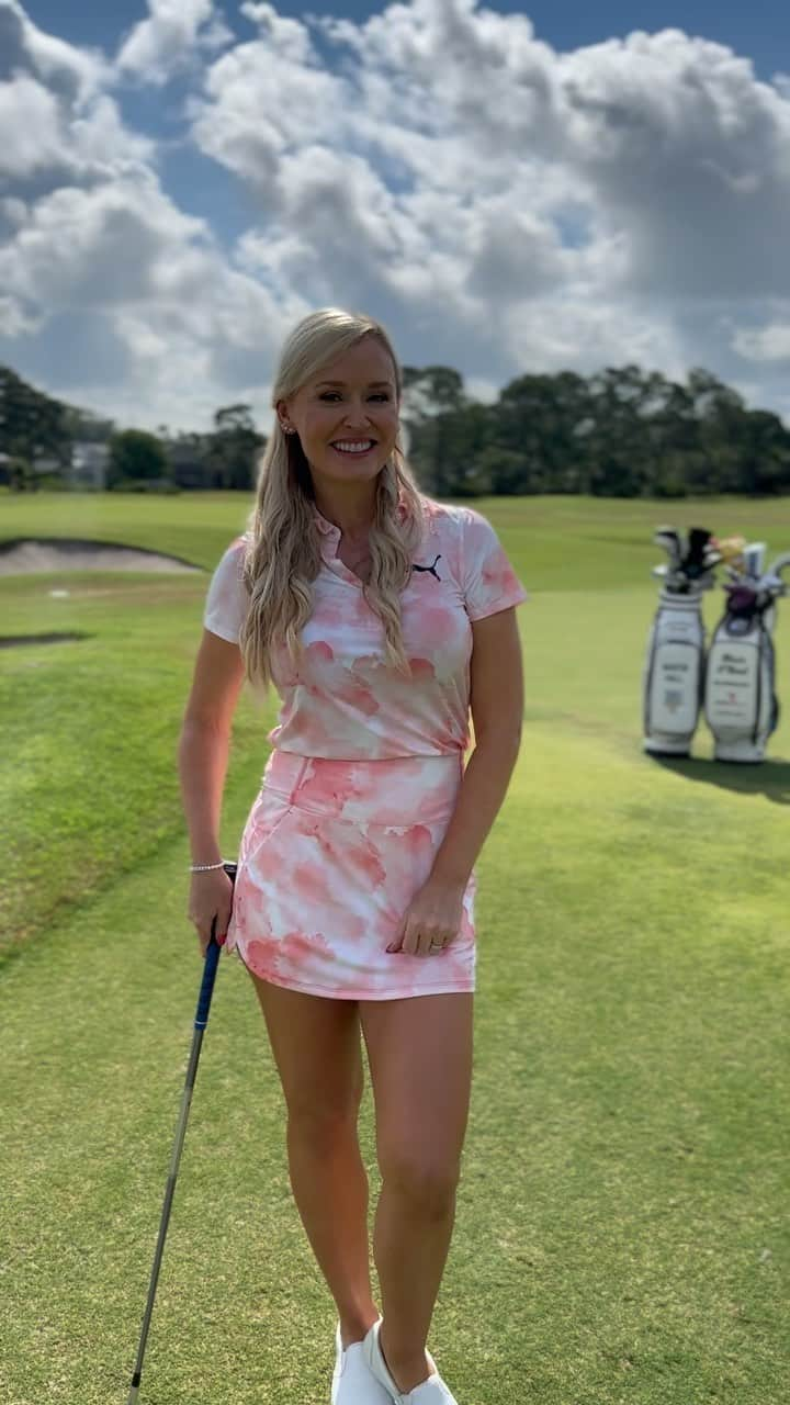 ブレア・オニールのインスタグラム：「Have you seen the newest episode of #SchoolOfGolf this week on @golfpass ?!? ⛳️ Help around the greens, coming right up!!! 🏌🏽‍♂️🏌🏼‍♀️」