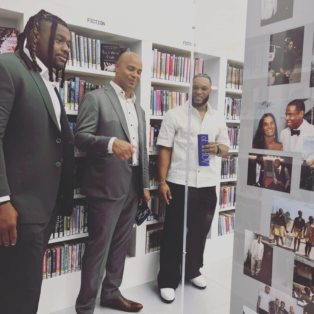 ロビンソン・カノさんのインスタグラム写真 - (ロビンソン・カノInstagram)「The Book of Hov A surprise tribute exhibition JAY-Z  Brooklyn public library  @michaelrubin  @tylerlacy85  @rocbvw  @vegas_jones @camillefishel」7月15日 1時58分 - robinsoncano