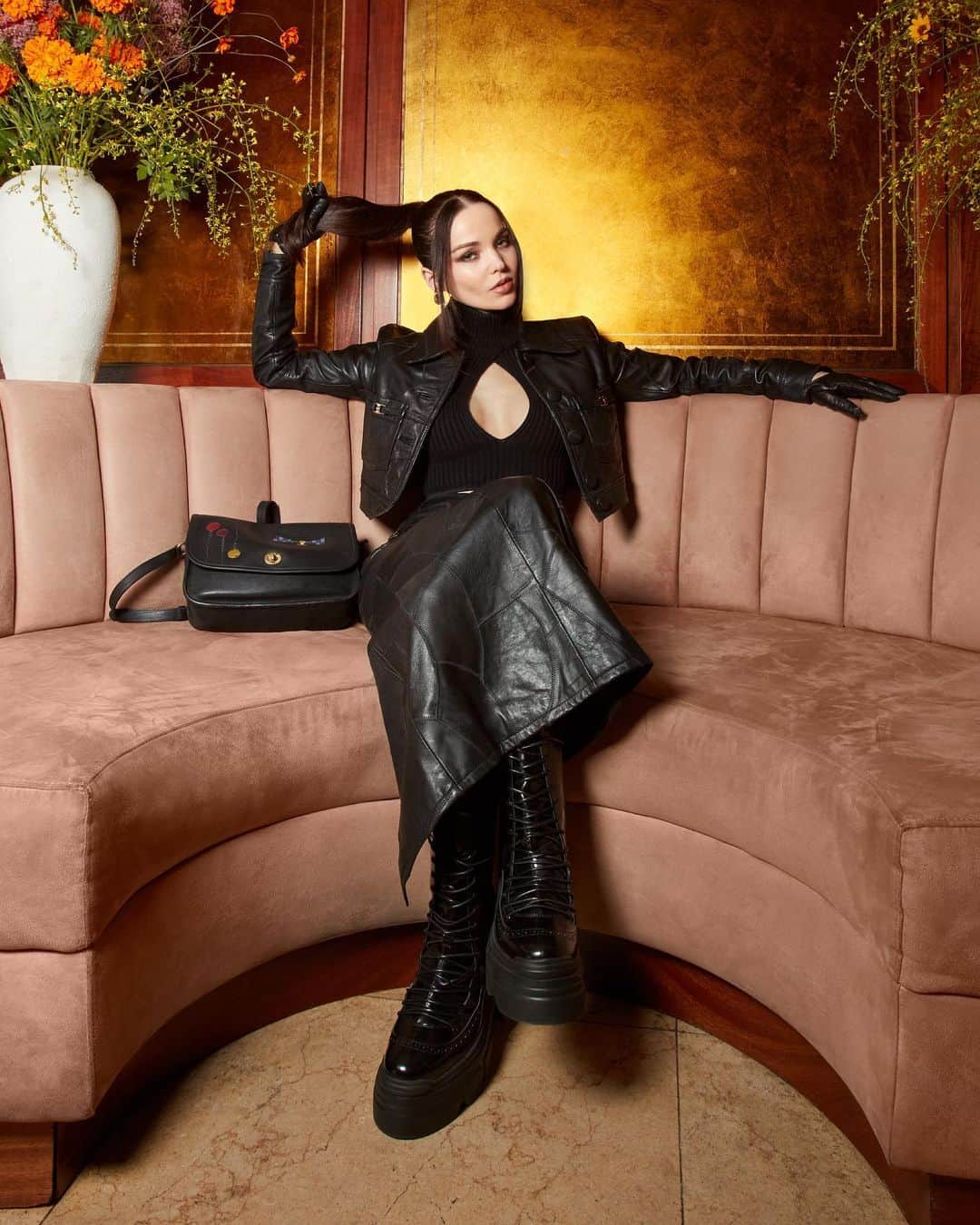コーチのインスタグラム：「A night to remember. ⭐️ Coach family and friends took over the historic Sunset Tower Hotel in Los Angeles to celebrate imagination, wonder, and American fashion with the #CoachxObservedByUs collection. @observedbyus  📸: @matthewyoscary  #DoveCameron #HilaryDuff #DominiqueFishback #MelanieLynskey #KirstenDunst #RuthNegga #SashaCalle #KarlGlusman #RainSpencer」