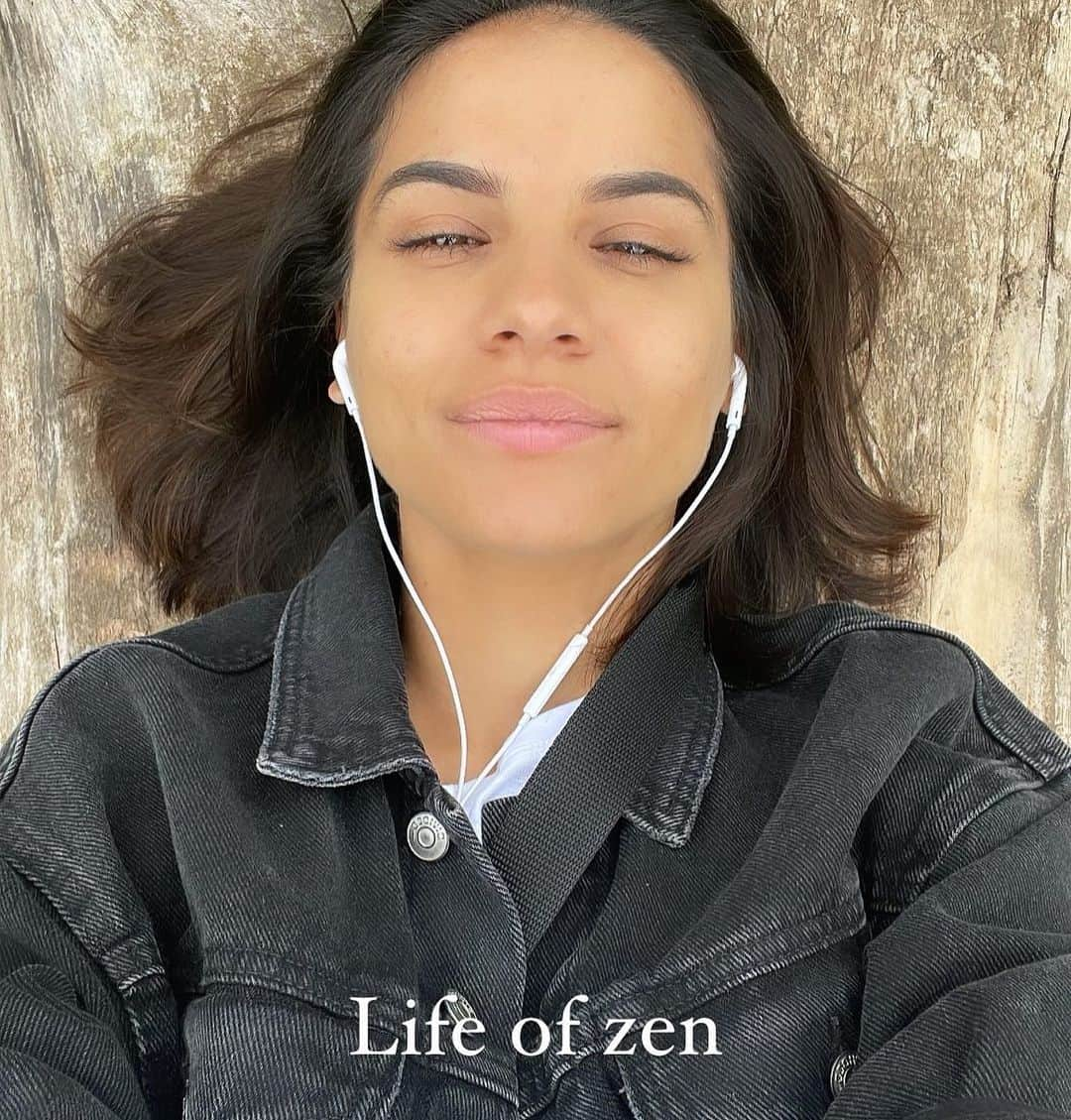 レイシー・バンハードさんのインスタグラム写真 - (レイシー・バンハードInstagram)「I’ve been embracing a life of zen since coming back from Vipassana.  What is a life of zen?  Slowing down Resting when my body asks Witnessing the thoughts to ‘do’ to feel I’m accomplishing Witnessing the idea I need to accomplish Allowing whatever emotion is wanting to come up to come up, without clinging or aversion Witnessing the judgements the mind makes about myself and all things Meditation at least once a day, I am for twice 💫🙏🏽🤍  I feel the happiest I have ever been and I’m creating the most magic I have ever created.  Your happiness will never lie in a person, a place, a goal or a possession.  Happiness is here, right now.  Peace & love always,   Lace xoxo」7月15日 2時00分 - lacey_shameela