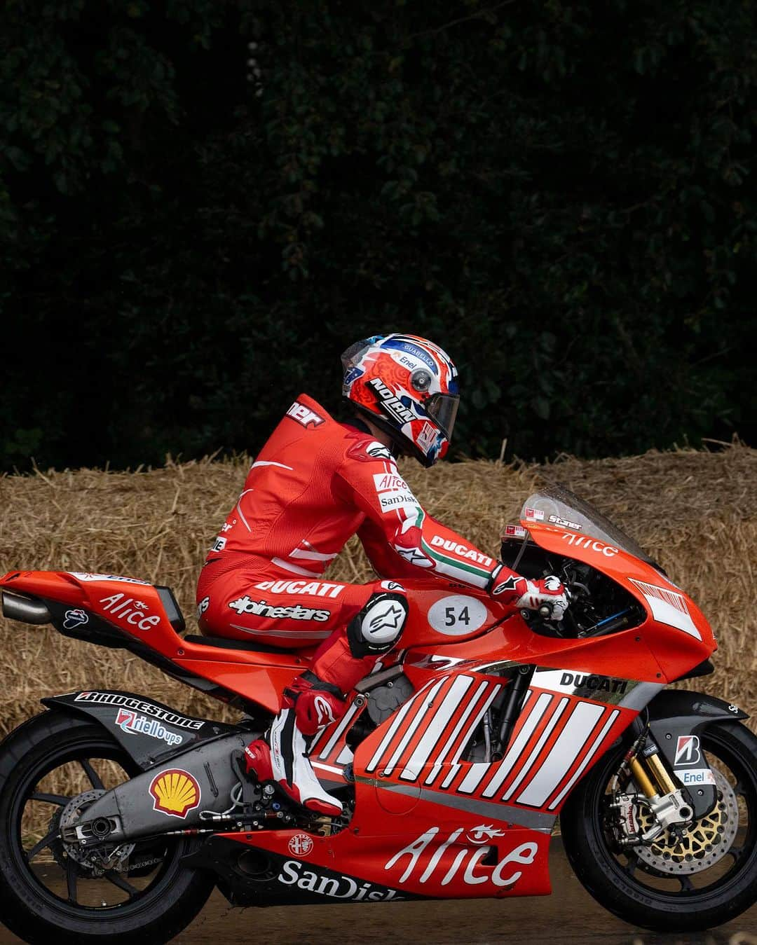 ケーシー・ストーナーさんのインスタグラム写真 - (ケーシー・ストーナーInstagram)「Wait a minute… 👀 This is NO #throwback, Ducatisti! 🥹 This is just one of the things you only get to see at @fosgoodwood:   Ducati first MotoGP World Champion @official_cs27 was back riding his old #DesmosediciGP today!❤️‍🔥  #ForzaDucati」7月15日 2時00分 - official_cs27