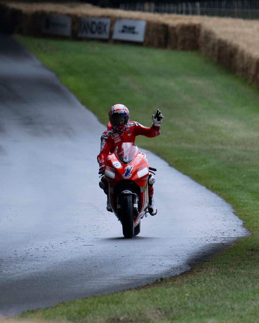 ケーシー・ストーナーさんのインスタグラム写真 - (ケーシー・ストーナーInstagram)「Wait a minute… 👀 This is NO #throwback, Ducatisti! 🥹 This is just one of the things you only get to see at @fosgoodwood:   Ducati first MotoGP World Champion @official_cs27 was back riding his old #DesmosediciGP today!❤️‍🔥  #ForzaDucati」7月15日 2時00分 - official_cs27