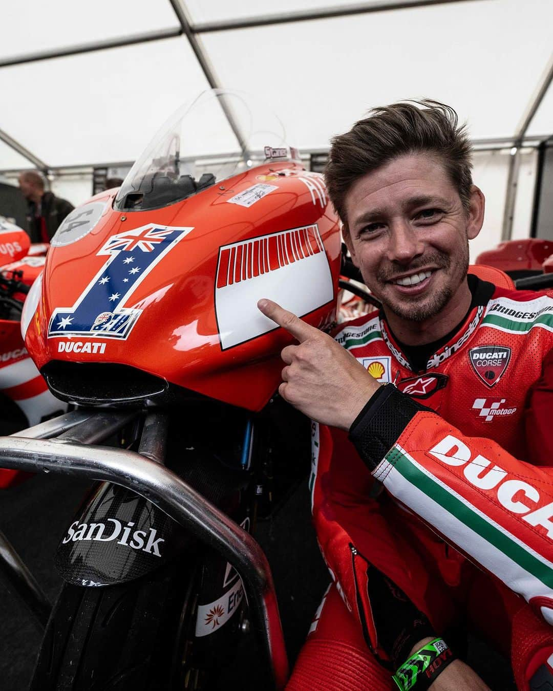 ケーシー・ストーナーのインスタグラム：「Wait a minute… 👀 This is NO #throwback, Ducatisti! 🥹 This is just one of the things you only get to see at @fosgoodwood:   Ducati first MotoGP World Champion @official_cs27 was back riding his old #DesmosediciGP today!❤️‍🔥  #ForzaDucati」