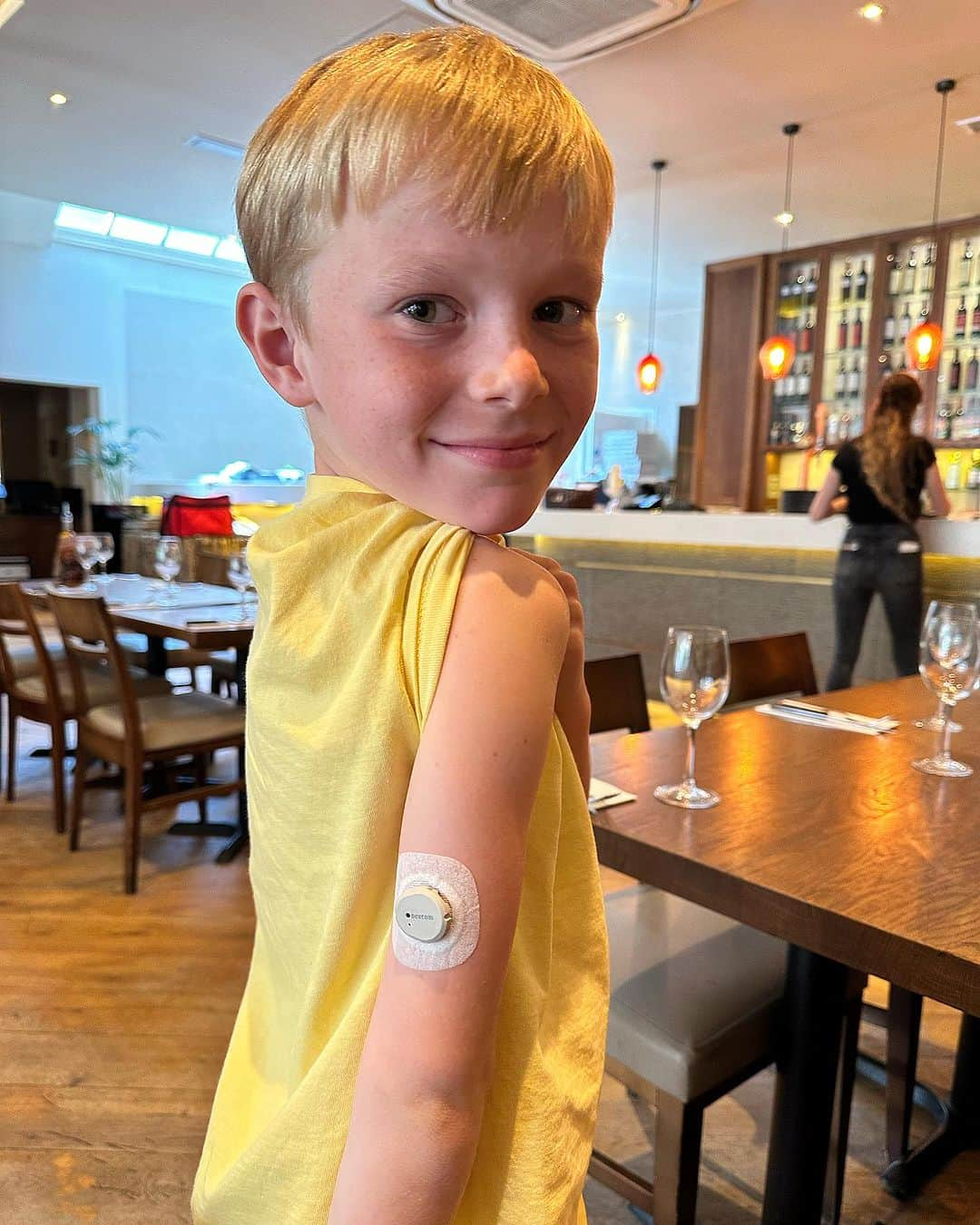 アンディ・キャロルのインスタグラム：「2 weeks ago we found out that our beautiful boy Arlo has Type 1 Diabetes.💉 - Wow there is so much to learn, lots of life changes. We’ve had amazing support from our Diabetic Team to help us learn and understand how to care for Arlo. - Symptoms that Arlo had  (4T’s) - thirsty - thinner - tired - toilet (constantly needing to wee mostly through the night) We’re  lucky we caught it early 🤞🏻 - He’s just been fitted with @dexcomuk G7 CGM (Continuous Glucose Monitor) so far it’s a game changer. - We couldn’t be prouder and love our little boy more he’s been so brave, happy and took it all in his stride.⭐️ - Me And Daddy will do everything we can to make sure your life is everything and more. Nothing will ever hold you back! We’ve got this 💙 @diabetesuk」