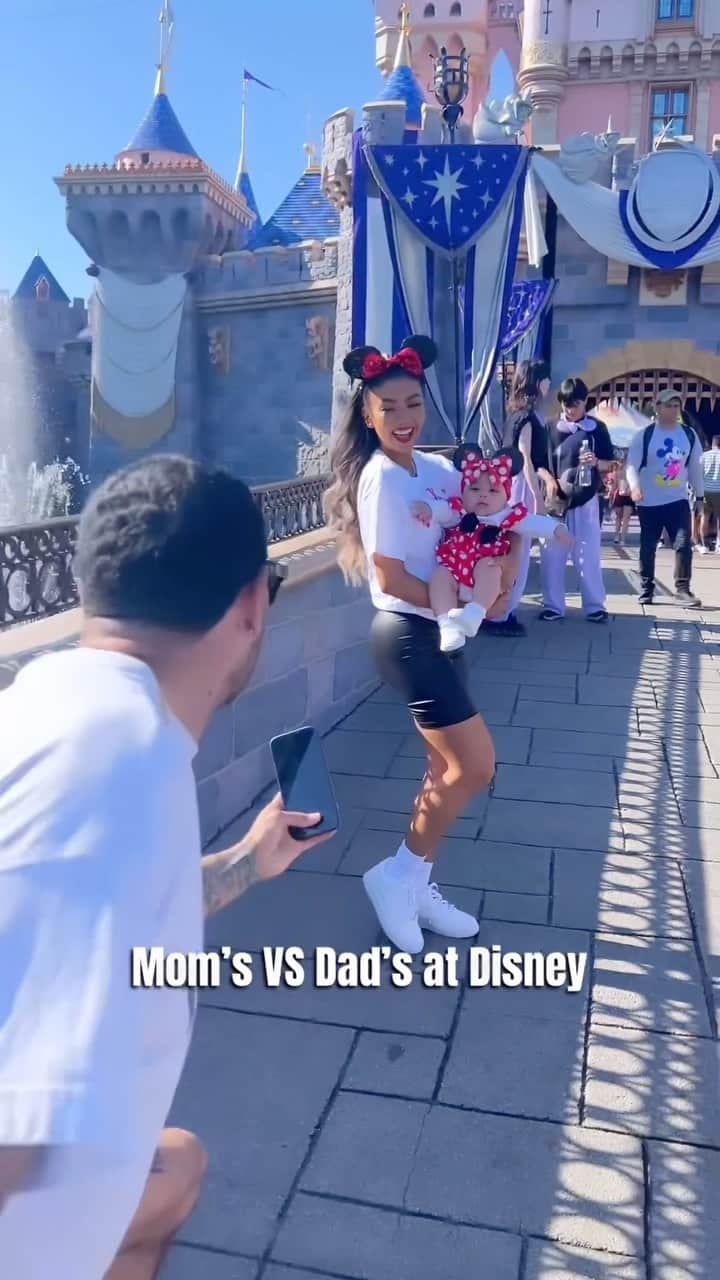 リアン Vのインスタグラム：「Mom’s VS Dad’s at @disneyland 😂 Who can relate? Follow @wearethebenjamins ❤️」