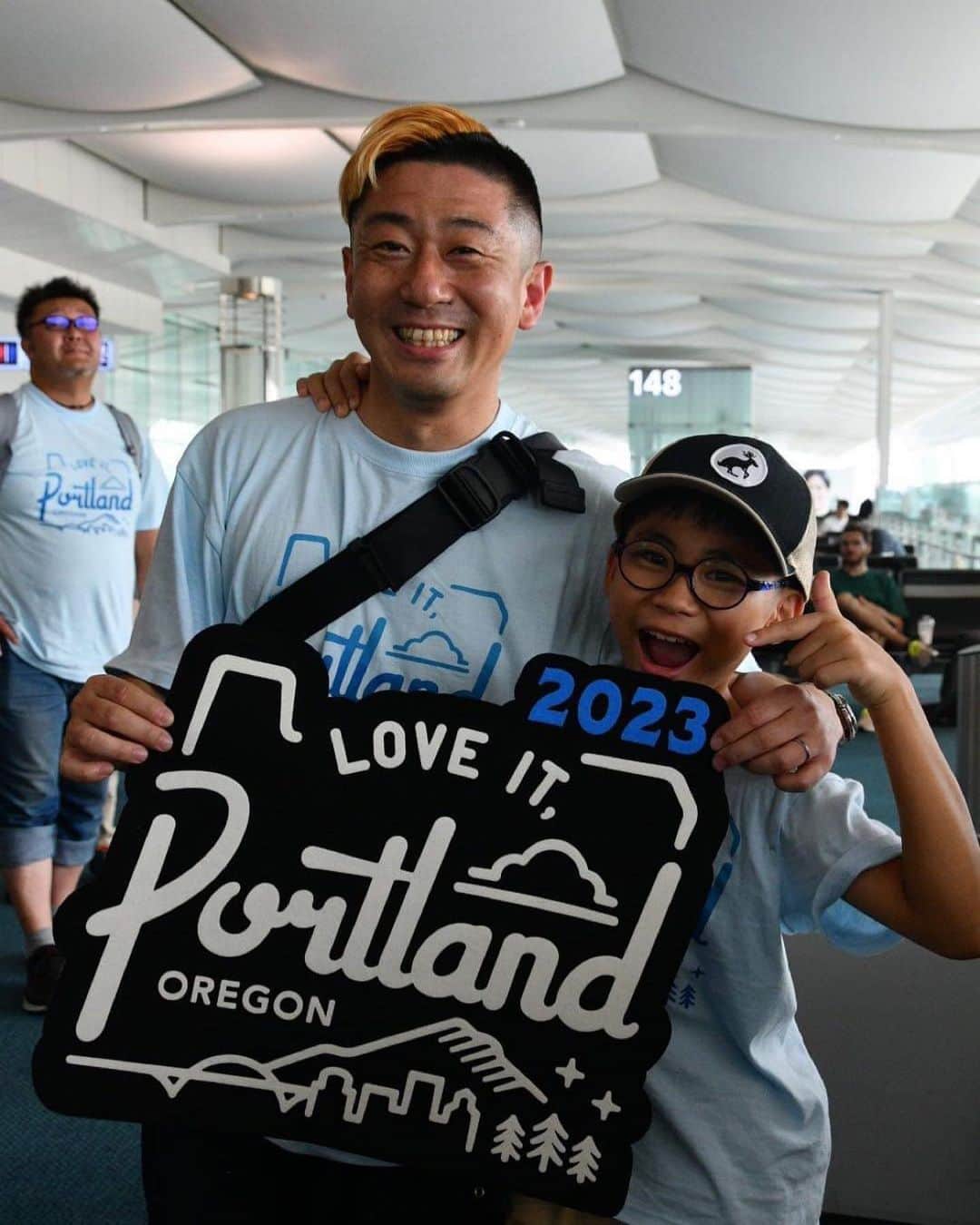 小林拓一郎のインスタグラム：「長文です。 _____________  いよいよ『Love It, Portland-Oregon』ツアー、はじまりました！  ツアー自体は5泊7日で、BBQあり、古着屋巡りあり、ハイキングあり、ワイナリーあり、  とにかく、初日から盛りだくさんで楽しんできます。  そして、今回はツアーの後、もう3泊、延泊し、息子のツナと親子旅をしてきます。  これずっと夢でした。  自分が小学校6年生の時、  あの頃は親と一言も喋らないくらいの反抗期だったんですが、それをみかねた母親が、  「お父さんと二人で旅行行っておいで」  って突然言ったんです。  反抗期だったくせに、なんだかその言葉はすんなり受け入れた自分がいました。  心のどこかに、  「お父さんと2人だけ、なんか楽しそう」  ってのがあったんでしょうね。  何したわけでもなく、これといった目的もあったわけでもなく、  最初は、父親の職場でもあった岡崎（岡崎の役所勤めでした）の図書館に寄って、  父親が仕事をやってる間、僕はずっと図書館で歴史の資料みながら絵を描いていました。  #この頃の夢は漫画家になること  昼過ぎくらいに、下呂温泉へ行きました。  "下呂（げろ）"  って名前が強烈過ぎて、何度も聞き直した記憶があります笑  道中、車の中で流れていたのが、ビートルズ。  今思えば、あれが初めての洋楽体験かもしれない。  父親は、家ではクラシックばっかり聴いてたから、そういうお堅い音楽しか好きじゃないのかって思っていたから、意外だったんです。  「一人で運転してる時はこういうの聴いてるんだ」  なんて言ってた気がするし、家族旅行の時もこういうのかけてくれよって思った記憶が笑  『Hey Jude』の最後「ララララ〜」と繰り返すとこが妙に気持ち良くて、  あと、『Yesterday』のしっぽりとした感じだったり、  『Let It Be』のどこかはかない感じだったり、  なんかすごく、「洋楽って、かっこいい」って思いました。  そして、下呂温泉では足湯（足湯なんて存在も初めて知った）に入ったり、  その後、ちゃんと温泉も浸かって、  でも、父親はケチったのかなんなのか、車中泊で、、笑  でも、そんなことも全部ワクワクしたんですよね。  「車で寝るなんて、そんなことして良いの！？」  って。  帰りはのんびり帰ってきて、家に到着する直前に、人生で初めて『吉野家』にも入って、あんまりお腹空いてなくて食べられなかったけど、  後からあれが『キン肉マン』にも出てきたお店なんだって知って、ちゃんと食べれば良かったなんて後悔したり。  忘れてることも多いけど、こんなにもはっきり覚えてることも多くて。  自分も、我が子が小学校6年生になった時には、同じような旅を、、  しかも大好きなオレゴンという場所でしたいって強く思いました。  そして、今年、その時がきました。  この旅が、ツナにとってどんな旅になるのか。  彼の中で、細かいことは、全く記憶に残らないかもしれない、  それでも、親父と一緒に旅行したなあ、  そんな思い出だけでも良いので、残ってくれると良いなあって思います。  それでは、旅の始まりです！  #portland #travelportland  #oregon #traveloregon  #loveitportland  #loveitportlandoregon  #ポートランド #オレゴン」