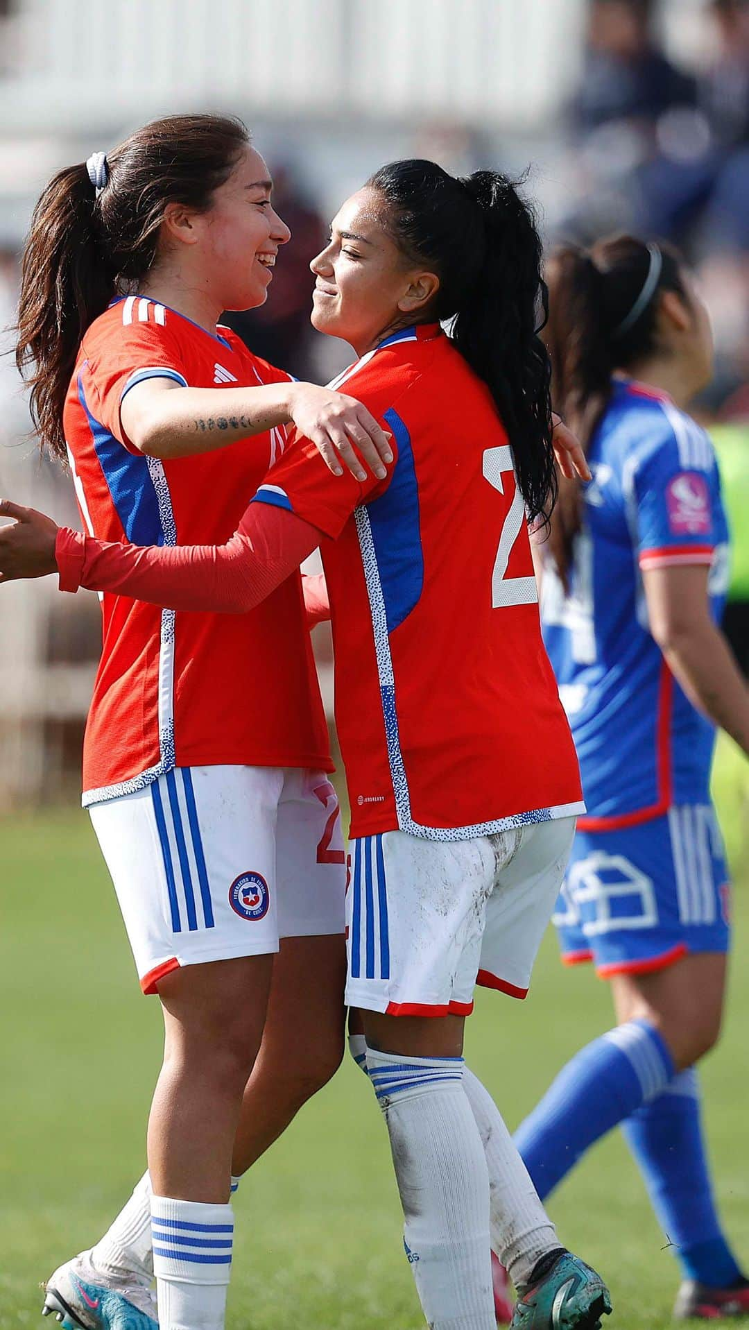 サッカーチリ代表チームのインスタグラム：「😎 Revisa los goles de #LaRojaFemenina 🇨🇱 en la práctica de fútbol que tuvo ante @udechilefemenino en Quilín.   🎙️ @jimeneeez__ y @danizamora90 se refirieron al duelo de entrenamiento, los entrenamientos y la participación en @santiago2023oficial 🏆  🎥 Patrick Pizarro  📸 Carlos Parra   #VamosLaRojaFemenina #VamosChile」