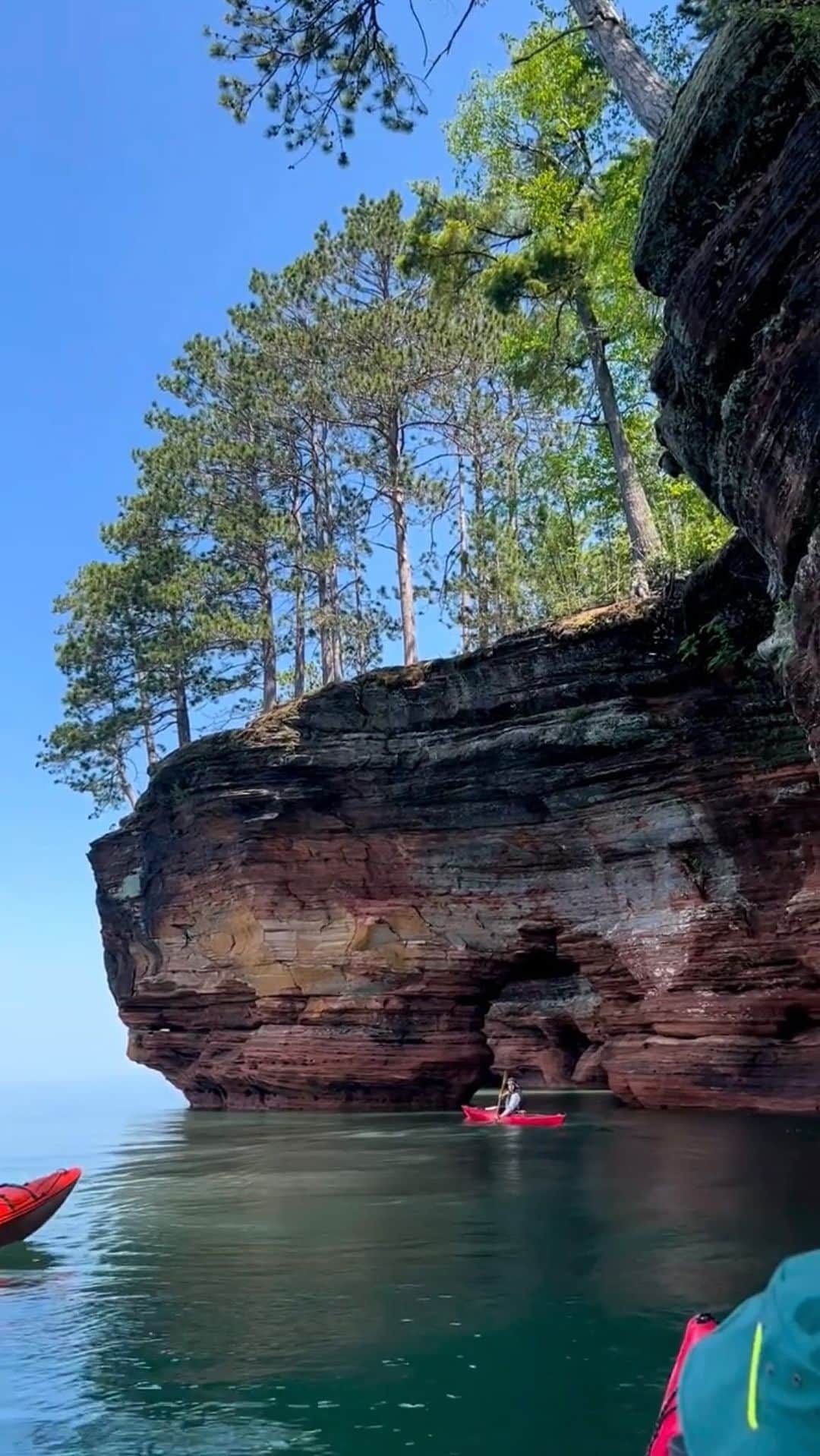 Visit The USAのインスタグラム：「The Apostle Islands, the “jewels of Lake Superior” in Wisconsin, is the idyllic vacation you didn’t know you needed.  At Bayfield and the Apostle Islands you’ll be able to: 🏨 Stay at Old Rittenhouse Inn 🏕 Camp 🛶Boat 🥾Hike 🐟Fish 🥽Scuba Dive  HOT TIP❗: Fly into Duluth International Airport for only a 2-hour road trip to Bayfield!   🎥: @andy.merkel  #VisitTheUSA #TravelWI #ApostleIslands #LakeSuperior #Wisconsin #LakeLife」