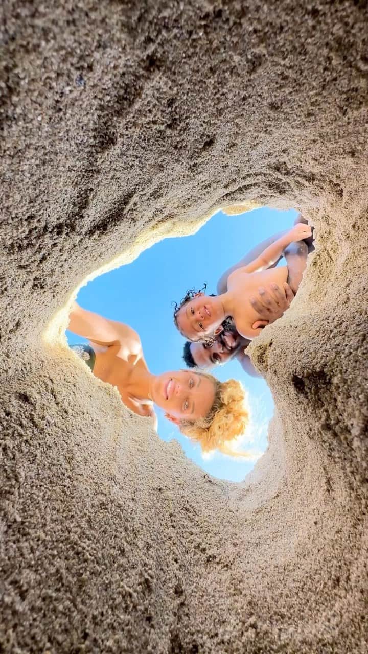 Jena Frumesのインスタグラム：「Heart in the sand trend with the fam✨」