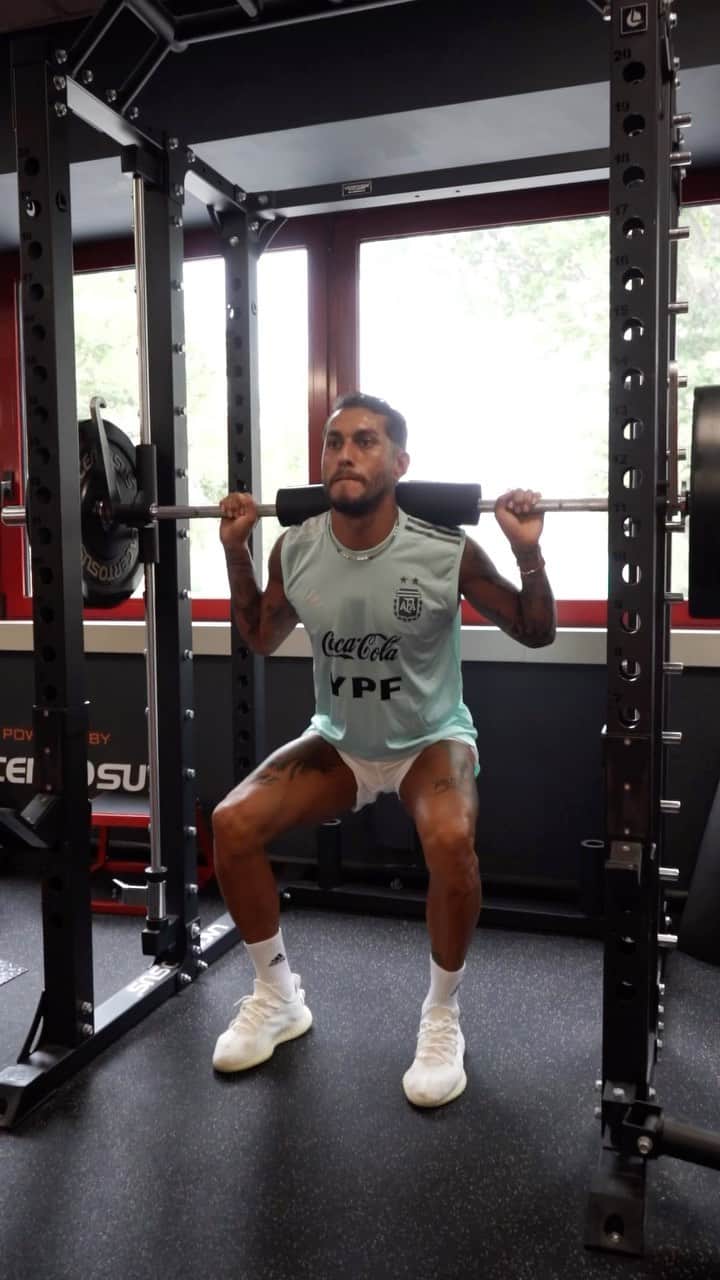 ロベルト・ペレイラのインスタグラム：「Trabajando 💪🏻🔋⏳  @mattcenc 🙌」