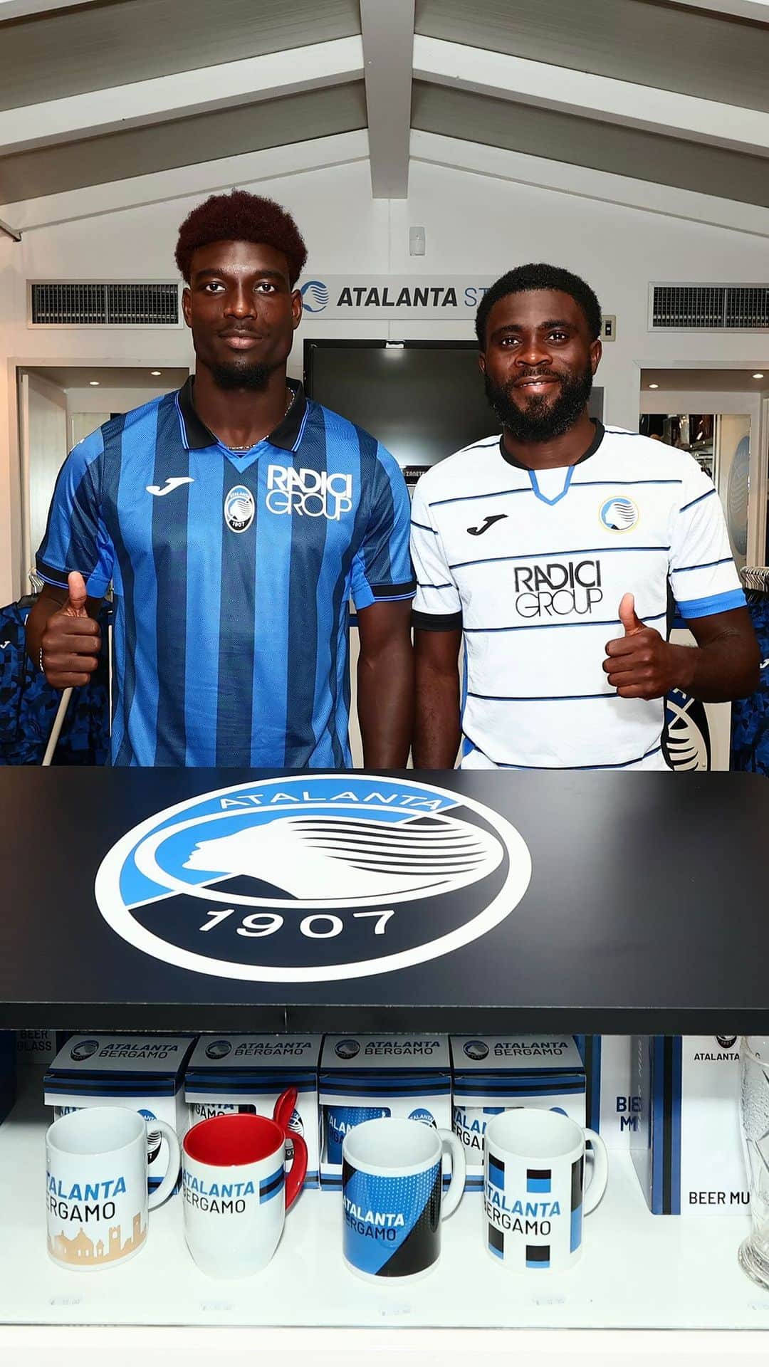 アタランタBCのインスタグラム：「I primi due ospiti al Temporary Store di Clusone 🤙🏾🥰  Meet&Greet with @ndary.adopo and Jérémie #Boga 📸😁  #GoAtalantaGo ⚫️🔵」
