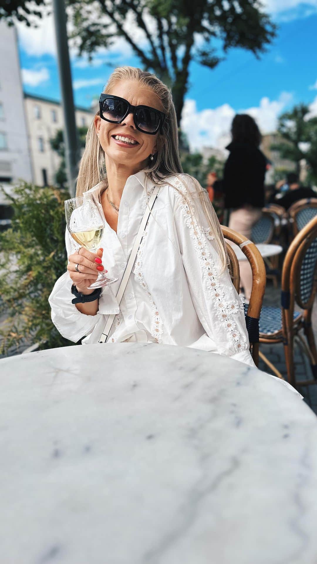Inger-Lise Lillerovdeのインスタグラム：「Gir desse dagene 10/10 💥 Å få oppleve Coldplay i Gøteborg var rett og slett magisk!! For et band og for et show 🤘🏼 Og ikke minst… For en by! Fin fin start på ferien for oss voksne -ladde batteriene før vi reiser på tur igjen med hele flokken imorgen 🚗💨 Reiseruten er ennå ikk satt… så om du har noen gode tils til hva vi kan finne på i Norges land så del mer enne gjerne med meg 🙏🏼😘  Goood helg alle sammen 🌸 _____________________________________________________ #coldplay #konsert #gøteborg #gothenburg #hygge #ullevi #visitsverige #opplevelse #opplevelser #getaway #consert #ullevistadium #sommer #sol #memories #minner #venner #friends #tur #reise #travel #travels #travelstagram」