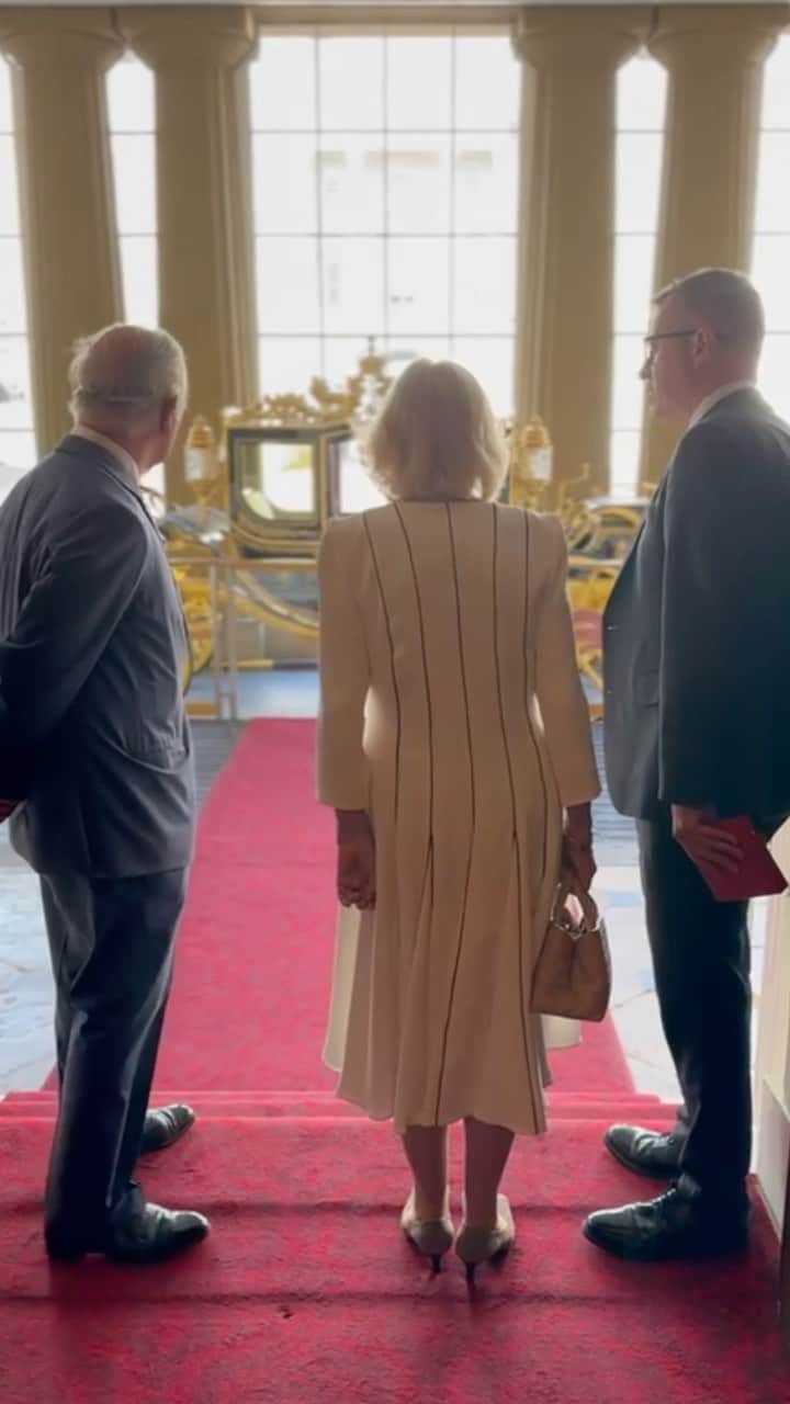 ロイヤル・ファミリーのインスタグラム：「Earlier this week, The King and Queen walked the route which visitors to Buckingham Palace will follow this summer, now that the State Rooms are open to the public.   👑 Their Majesties met staff responsible for curating this year’s exhibition, which includes items from The King and Queen’s Coronation in May.   🗓️ The State Rooms are open from 14 July to 24 September. Visit our link in bio to find out more.」