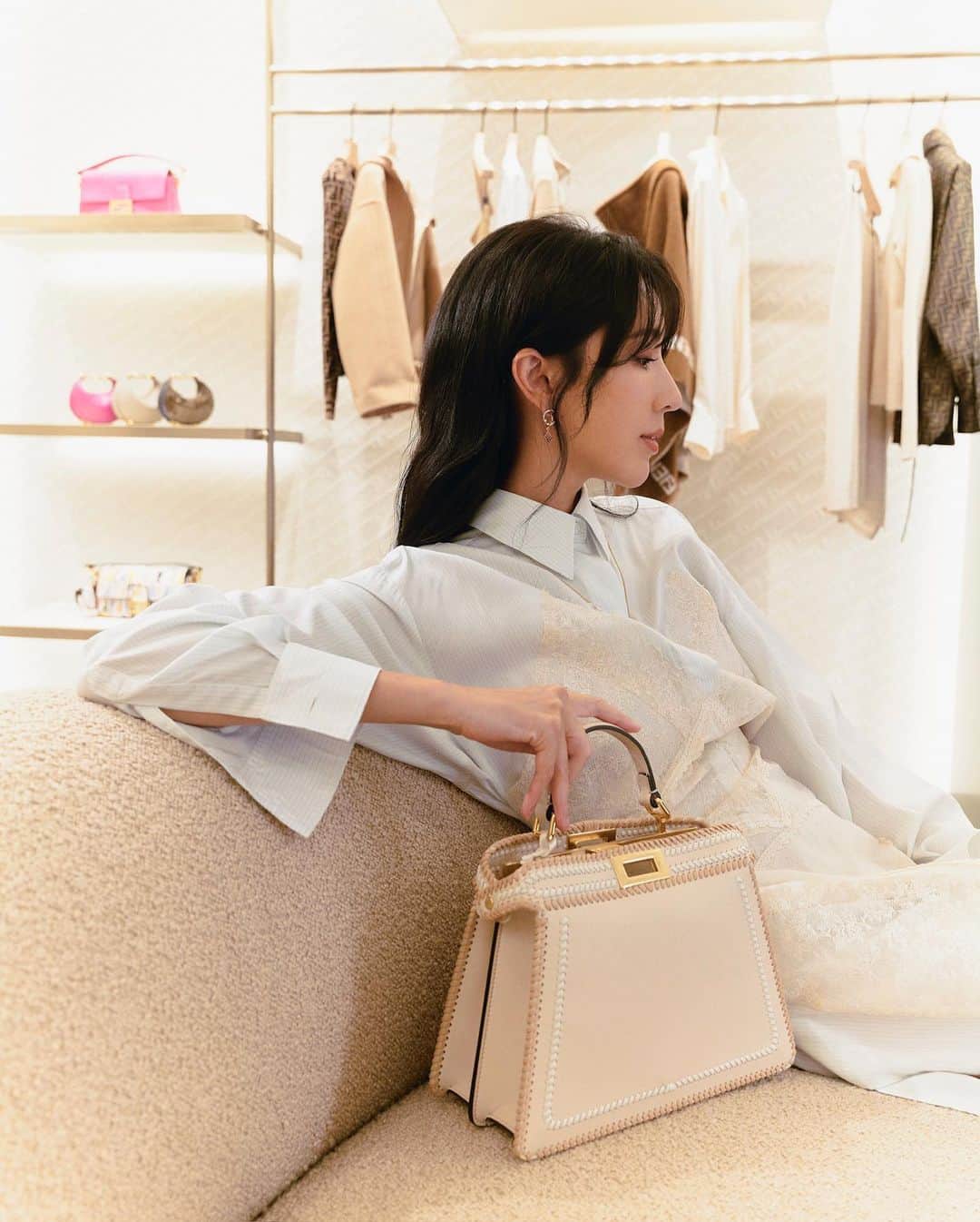 ソニア・スイさんのインスタグラム写真 - (ソニア・スイInstagram)「Fendi 23 秋冬系列的二元、實用、優雅與叛逆的衝突， 🤍🩵🖤愛🖤🩵🤍  @FENDI  @weibirdmusic  #FendiFW23  Make up @backstagejimywu Hair  @joshua_fotofoto Photo @hazel_chiu」7月14日 17時59分 - suitangtang