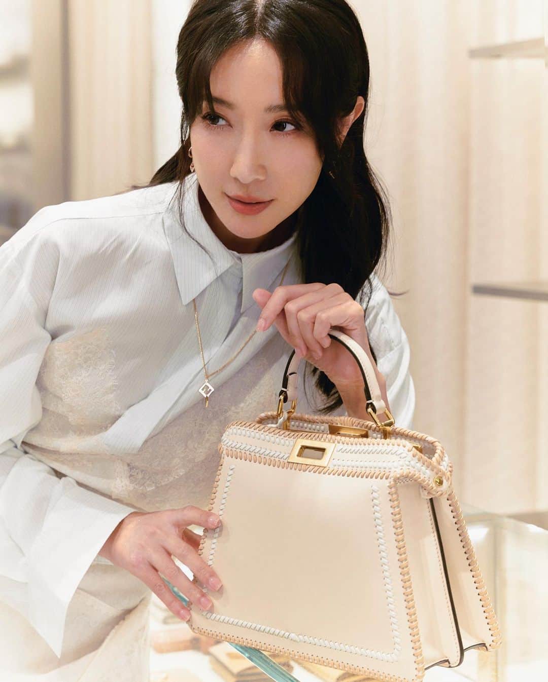 ソニア・スイさんのインスタグラム写真 - (ソニア・スイInstagram)「Fendi 23 秋冬系列的二元、實用、優雅與叛逆的衝突， 🤍🩵🖤愛🖤🩵🤍  @FENDI  @weibirdmusic  #FendiFW23  Make up @backstagejimywu Hair  @joshua_fotofoto Photo @hazel_chiu」7月14日 17時59分 - suitangtang