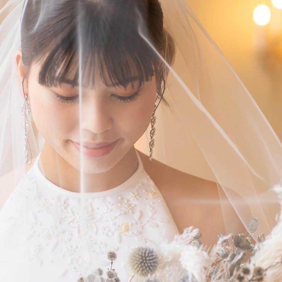 アクアテラスリヴァージュブランさんのインスタグラム写真 - (アクアテラスリヴァージュブランInstagram)「.  結婚式当日に行われる館内での写真撮影📷　  胸の高鳴りが聞こえてくるような緊張感ある1枚も、当日ならではの構図です💕  …………………………………………………………………… リヴァージュブラン（RIVAGE BLANC）  🫧空と海が一望できる絶景ロケーション 🫧白亜の邸宅を贅沢に貸切るプライベートウェディング 🫧本格コース料理・迫力満点の調理パフォーマンスあり 🫧大切なペットも一緒に結婚式可  ▶︎ブライダルフェア開催中！ 詳細は @aquaterrace_rivageblanc　 プロフィールURLから予約可能です♡  ▶『#リヴァージュブラン』で検索！ @aquaterrace_rivageblanc のフォロー #リヴァージュブラン #アクアテラスリヴァージュブラン の投稿 お待ちしております💙🤍  #海が見える結婚式場 #オーシャンビューウェディング #リゾートウェディング #大阪花嫁 ………………………………………………………………………  #プレ花嫁 #プレ花嫁準備 #ウェディングドレス #関西プレ花嫁  #フォトウェディング  #リゾートウェディング #リゾート婚 #ウェディング #ウェディングフォト #ブライダルフォト #関西花嫁 #ブライダルフェア #関西のプレ花嫁さんと繋がりたい #ロケーションフォト #花嫁準備 #前撮り#海外風ウェディング#結婚式#挙式#結婚式場#式場探し#式場#ウェディングフェア#ウェディングパーティー」7月14日 18時00分 - aquaterrace_rivageblanc